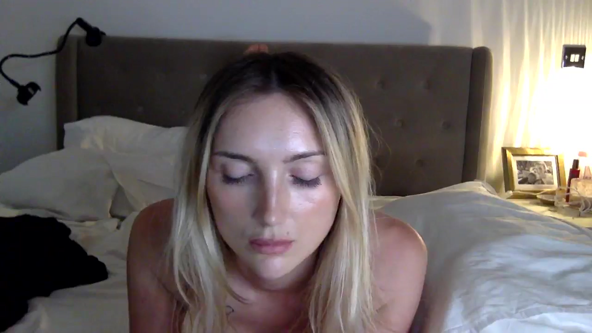 Gallery image thumbnail from louisezus's myfreecams stream on, 08/31/2025, 23:38 image 4 of 20