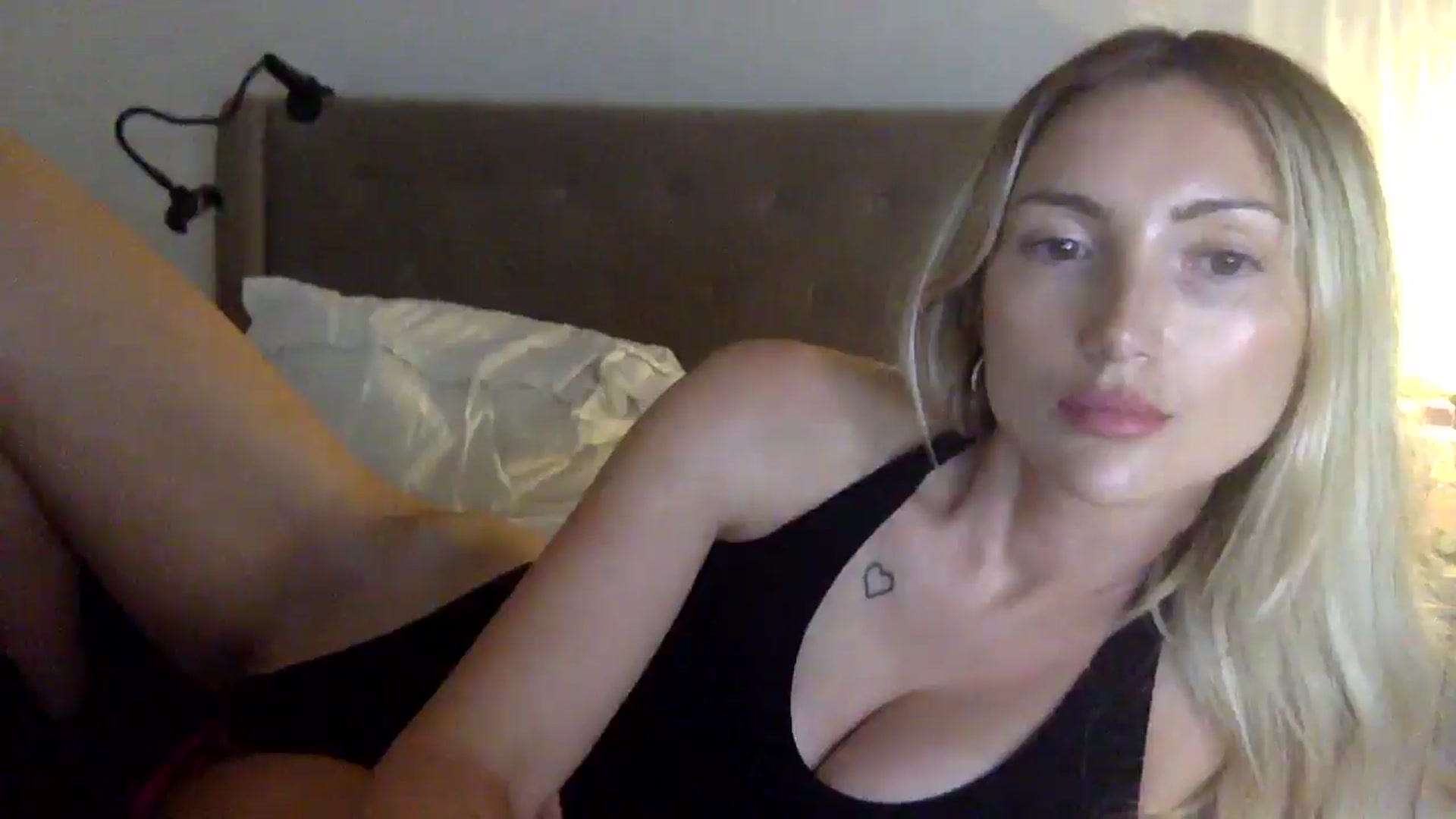 Gallery image thumbnail from louisezus's myfreecams stream on, 09/04/2025, 24:01 image 8 of 20