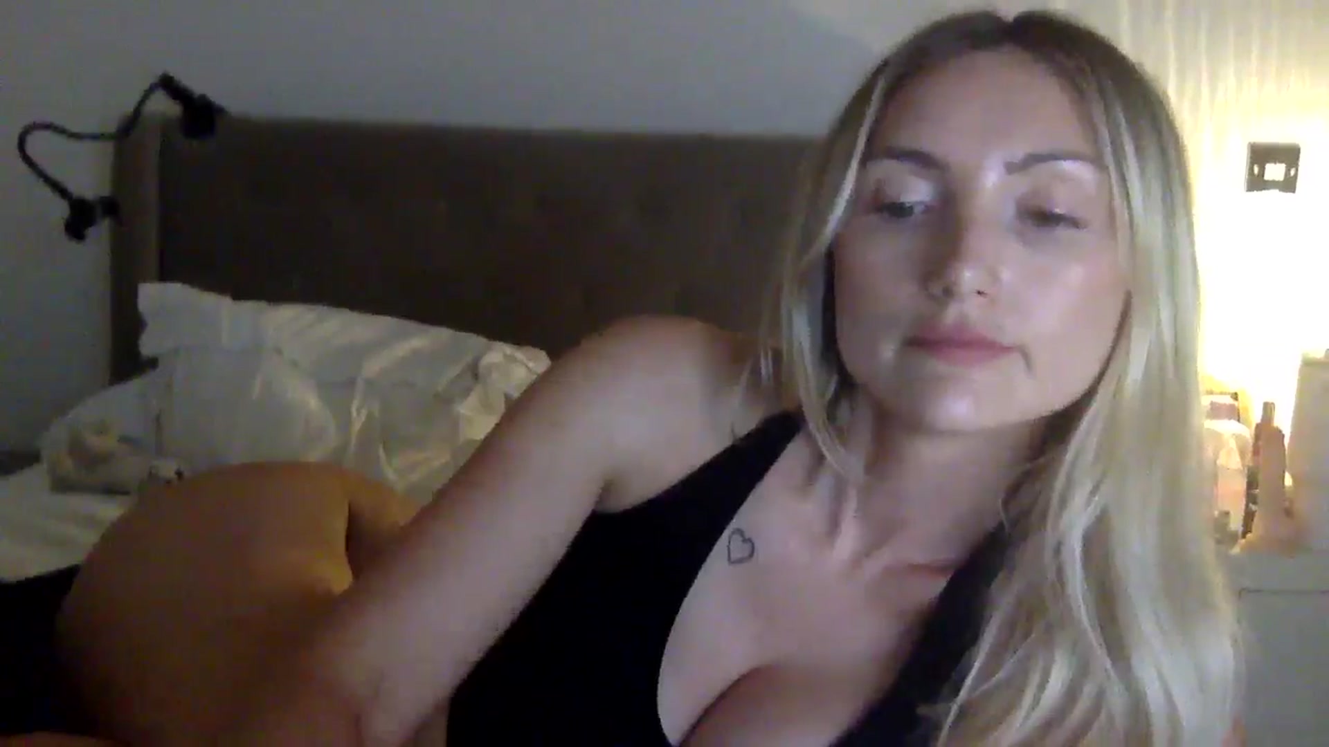 Gallery image thumbnail from louisezus's myfreecams stream on, 09/04/2025, 24:01 image 16 of 20