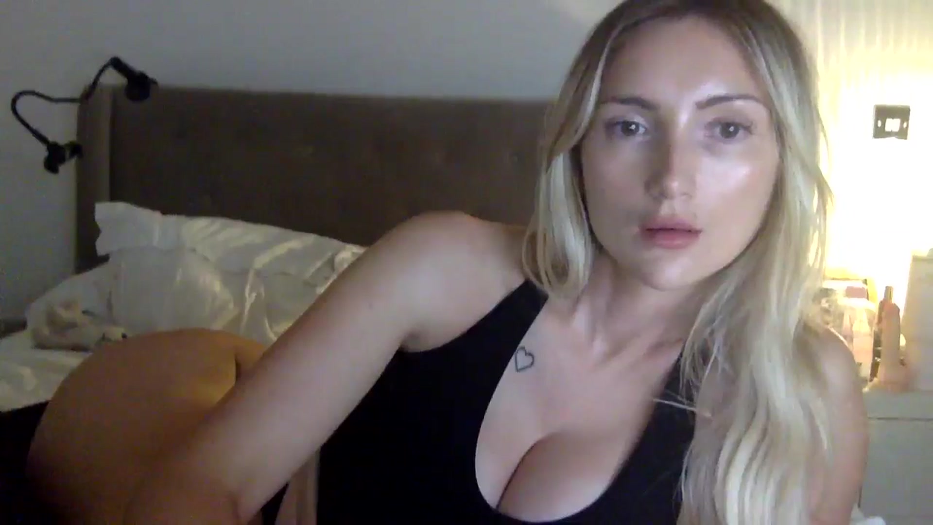 Gallery image thumbnail from louisezus's myfreecams stream on, 09/04/2025, 24:01 image 13 of 20