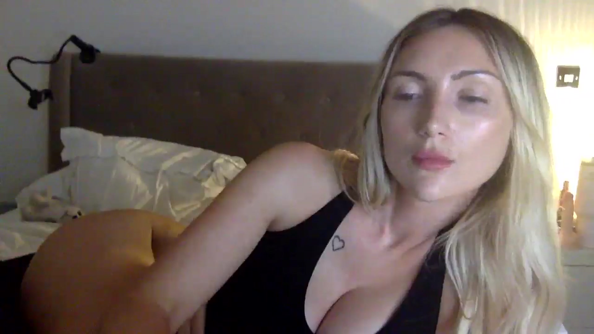 Gallery image thumbnail from louisezus's myfreecams stream on, 09/04/2025, 24:01 image 15 of 20