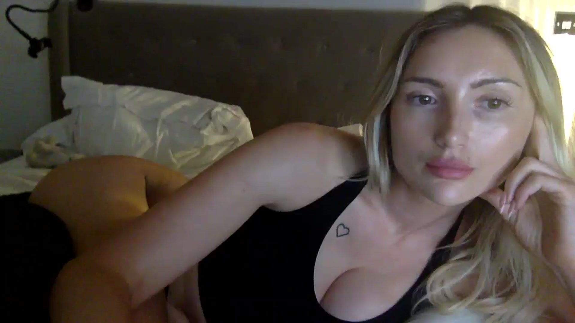 Gallery image thumbnail from louisezus's myfreecams stream on, 09/04/2025, 24:30 image 3 of 20