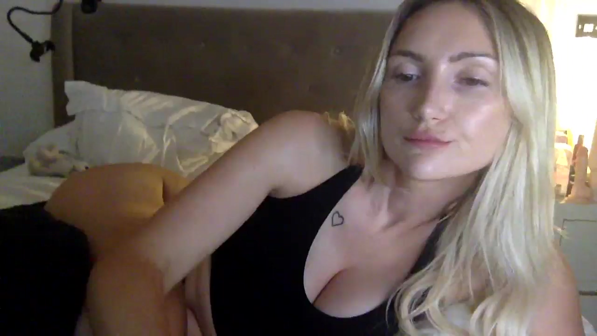 Gallery image thumbnail from louisezus's myfreecams stream on, 09/04/2025, 24:30 image 7 of 20
