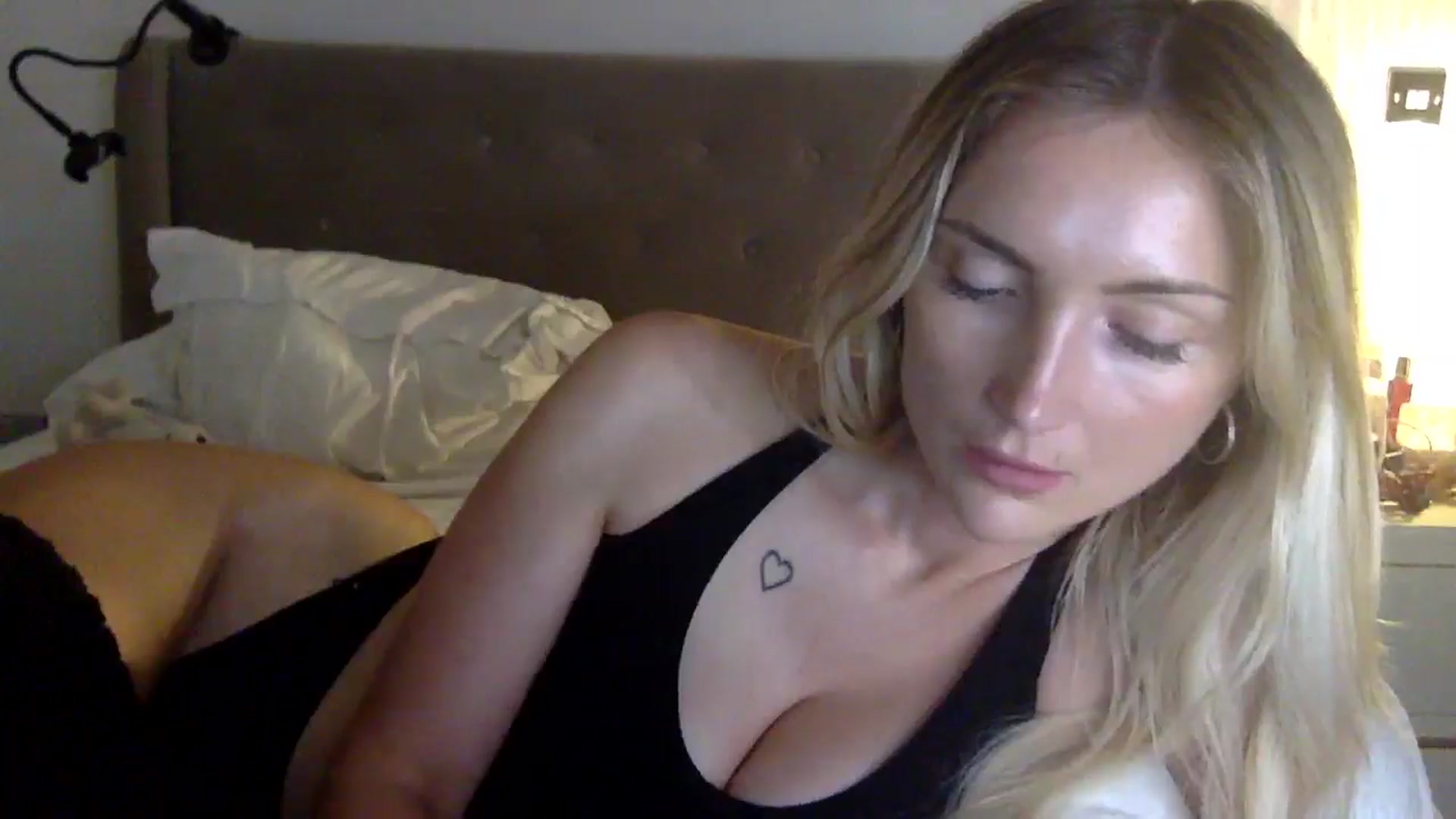 Gallery image thumbnail from louisezus's myfreecams stream on, 09/04/2025, 01:34 image 13 of 20