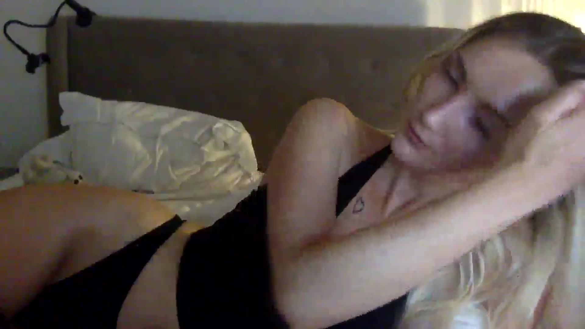 Gallery image thumbnail from louisezus's myfreecams stream on, 09/04/2025, 01:34 image 10 of 20