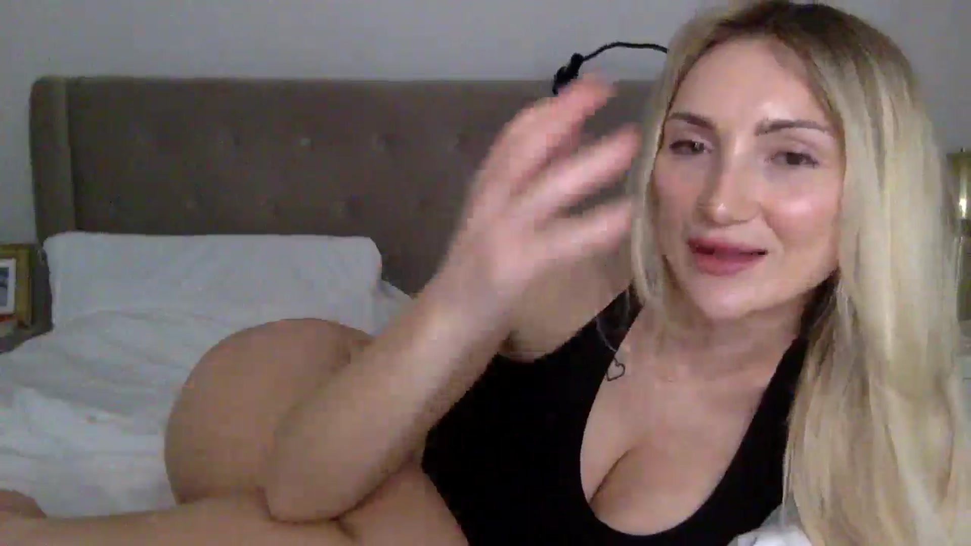 Gallery image thumbnail from louisezus's myfreecams stream on, 10/23/2025, 12:17 image 18 of 20