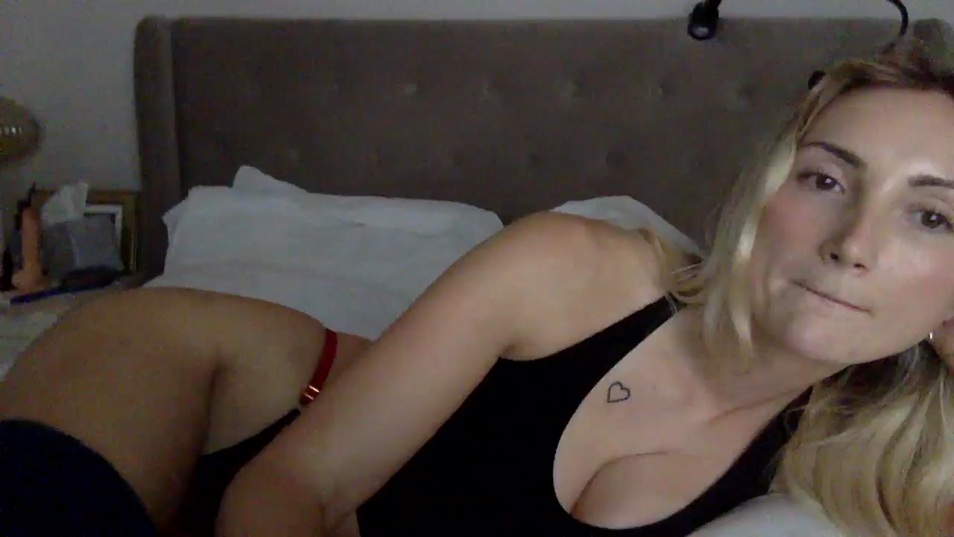 Gallery image thumbnail from louisezus's myfreecams stream on, 11/05/2025, 14:36 image 6 of 20
