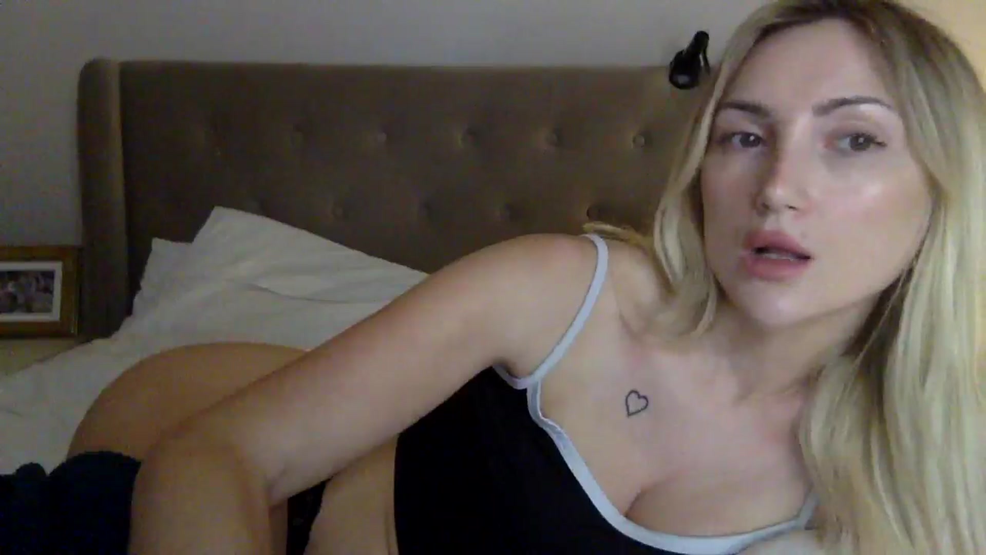 Gallery image thumbnail from louisezus's myfreecams stream on, 11/10/2025, 24:21 image 10 of 20