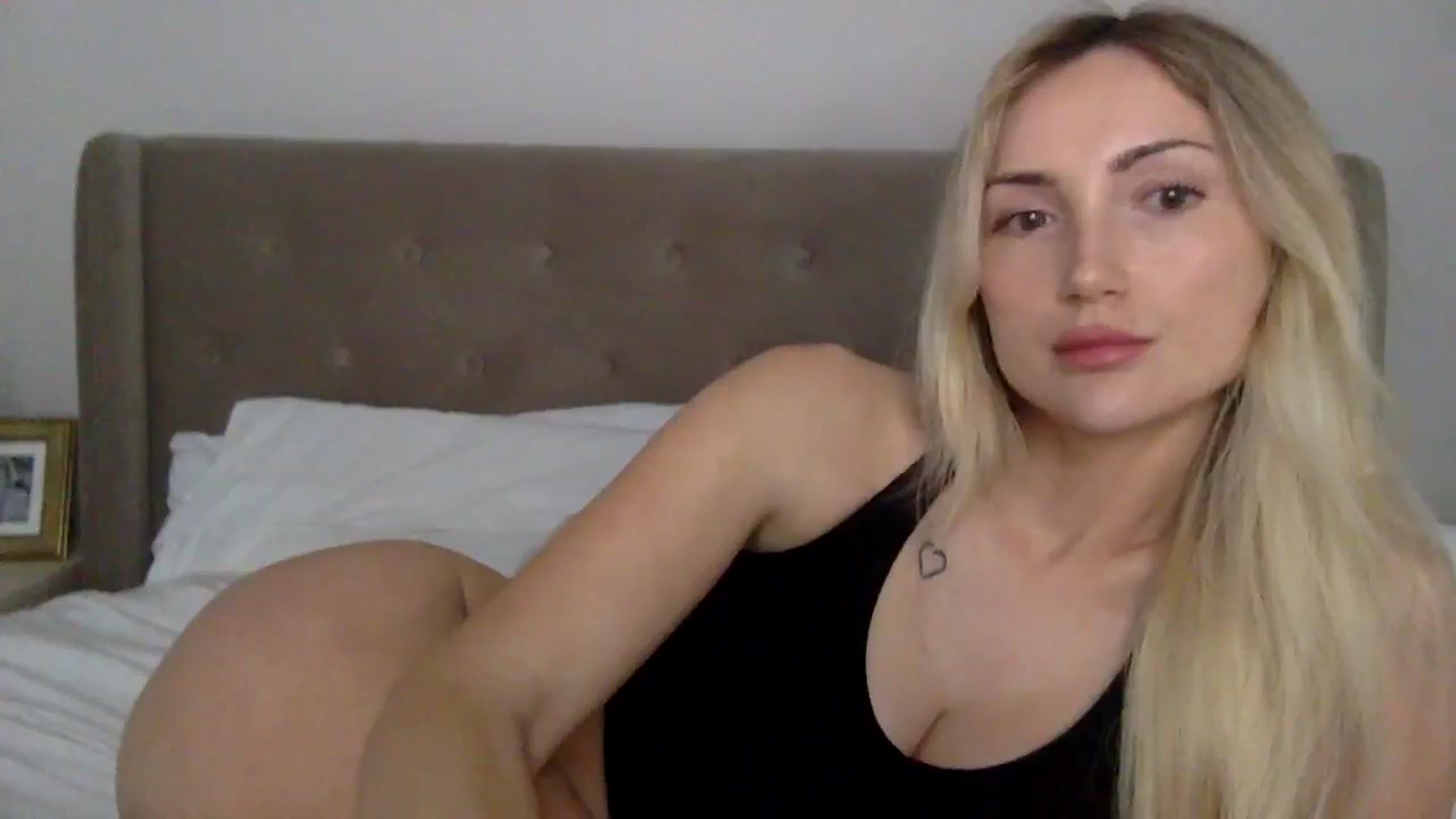 Gallery image thumbnail from louisezus's myfreecams stream on, 11/10/2025, 11:07 image 5 of 20
