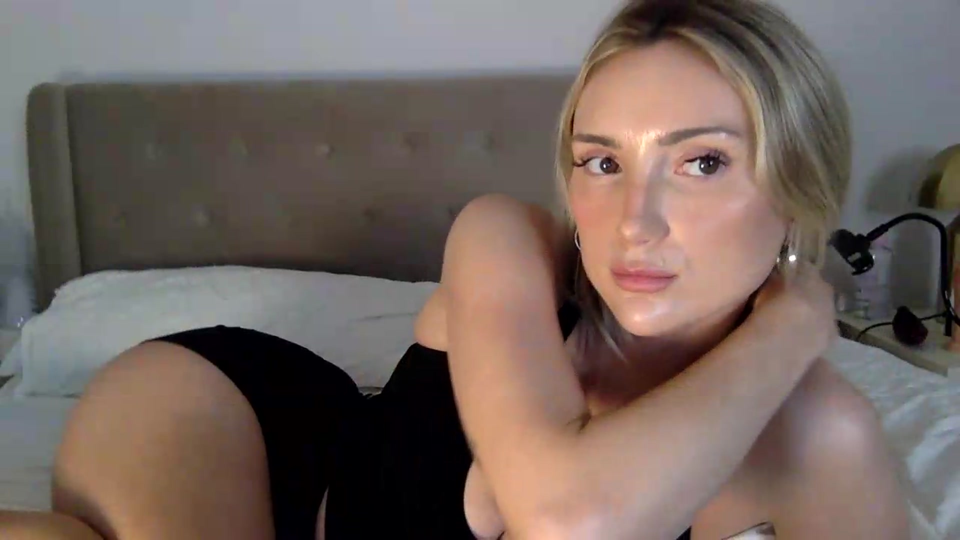 Gallery image thumbnail from louisezus's myfreecams stream on, 05/20/2026, 13:01 image 2 of 20