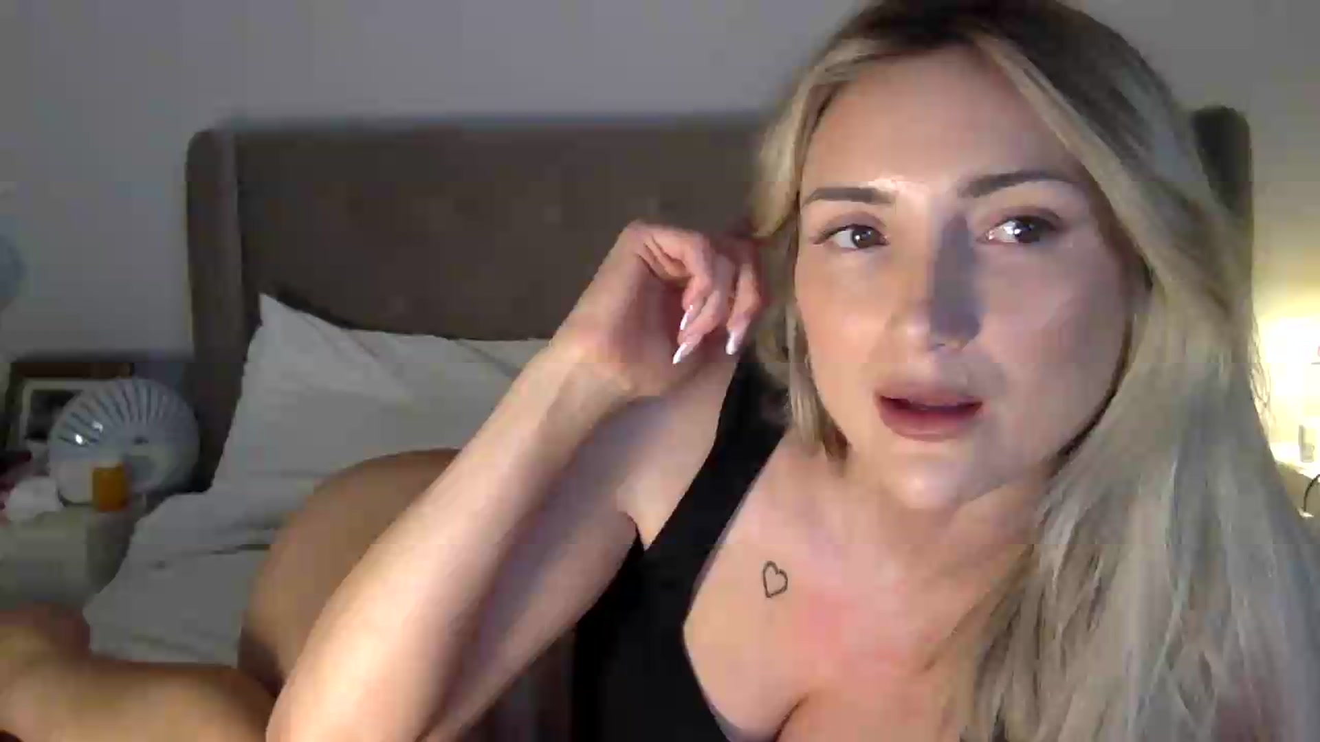 Gallery image thumbnail from louisezus's myfreecams stream on, 06/14/2026, 01:06 image 1 of 20