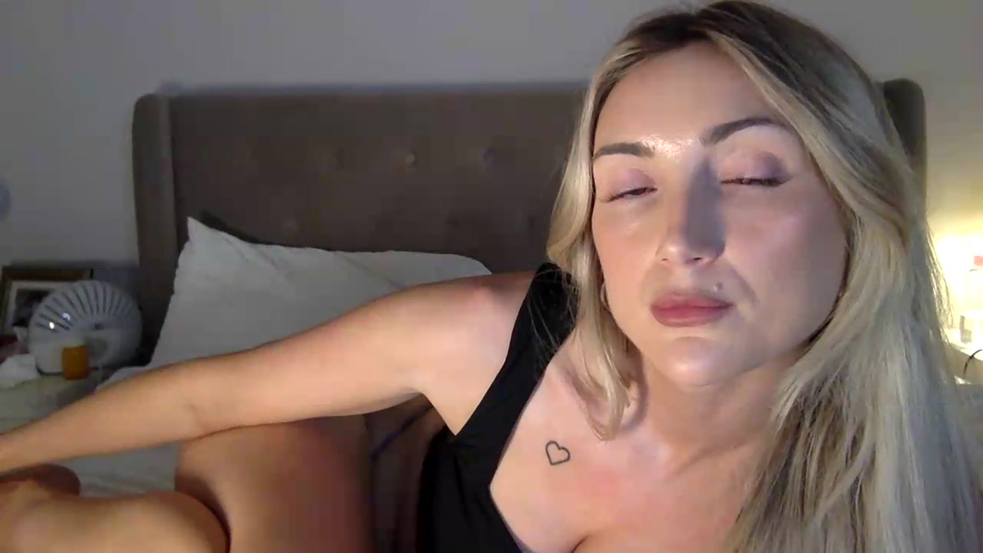 Gallery image thumbnail from louisezus's myfreecams stream on, 06/14/2026, 01:06 image 2 of 20