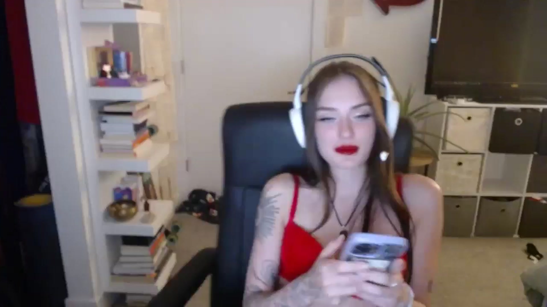 Gallery image thumbnail from loveboo4u's myfreecams stream on, 05/11/2024, 07:19 image 14 of 20