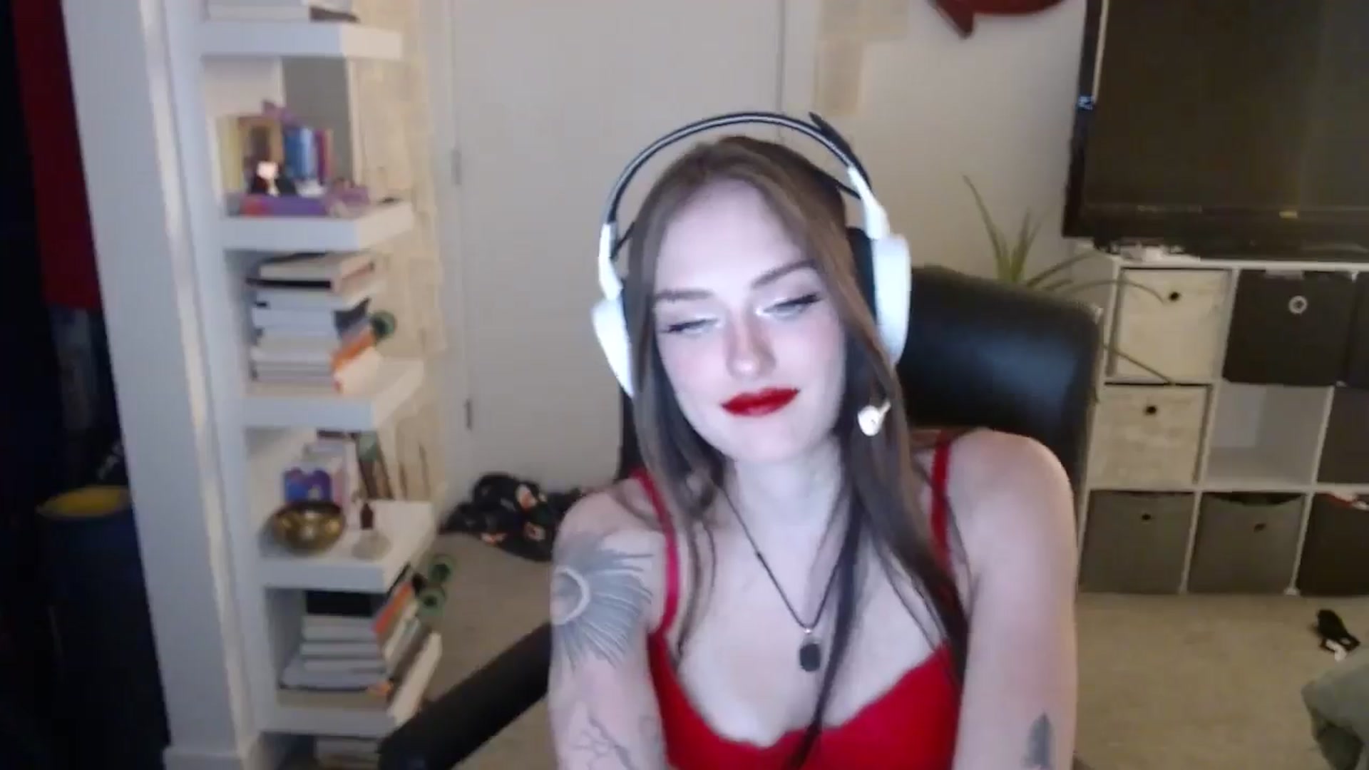 Gallery image thumbnail from loveboo4u's myfreecams stream on, 05/11/2024, 07:19 image 16 of 20