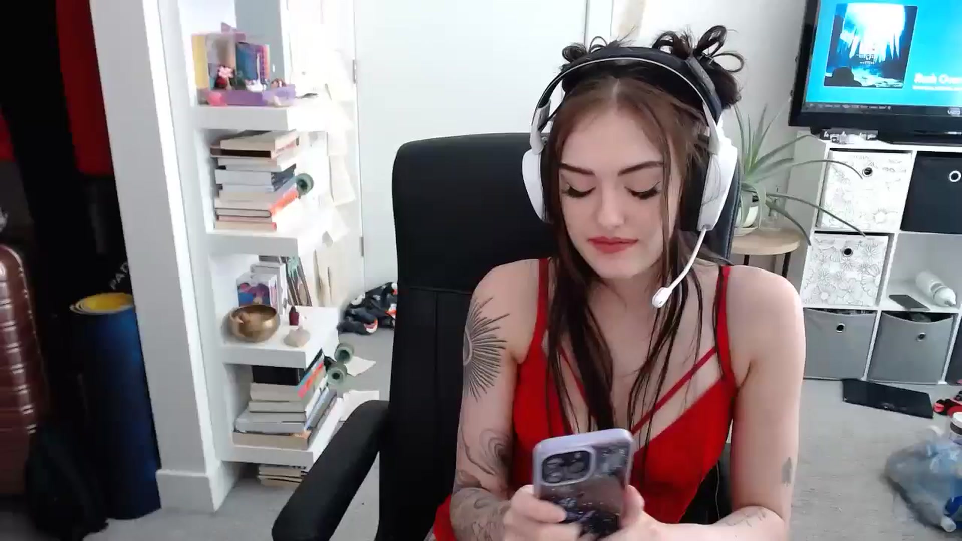 Gallery image thumbnail from loveboo4u's myfreecams stream on, 05/16/2024, 18:21 image 2 of 20