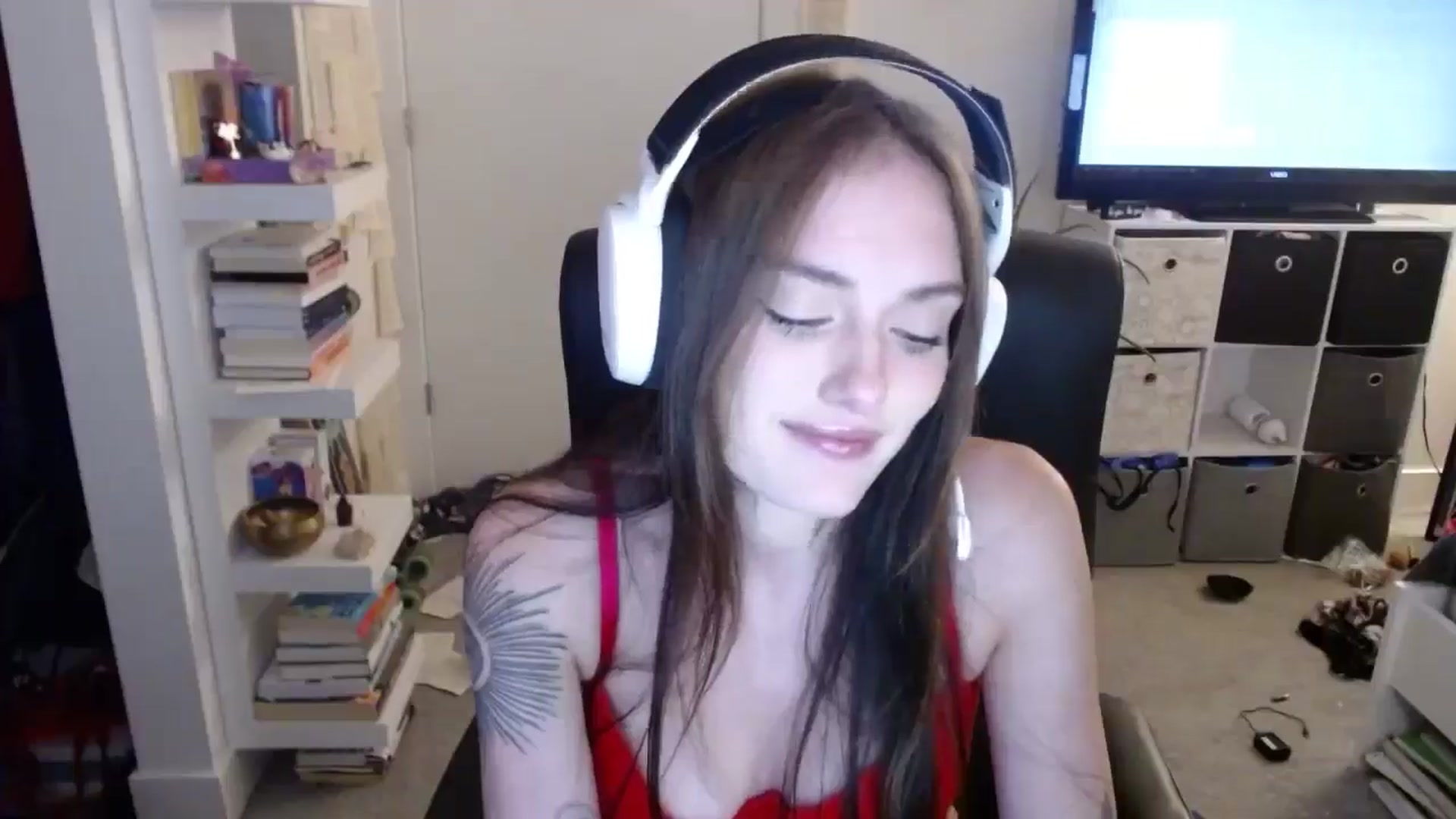 Gallery image thumbnail from loveboo4u's myfreecams stream on, 06/16/2024, 07:14 image 4 of 20