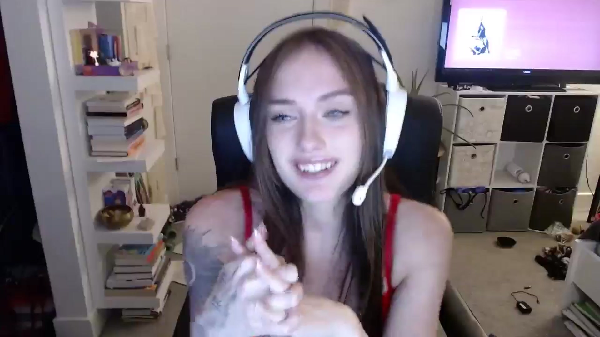 Gallery image thumbnail from loveboo4u's myfreecams stream on, 06/16/2024, 07:14 image 12 of 20