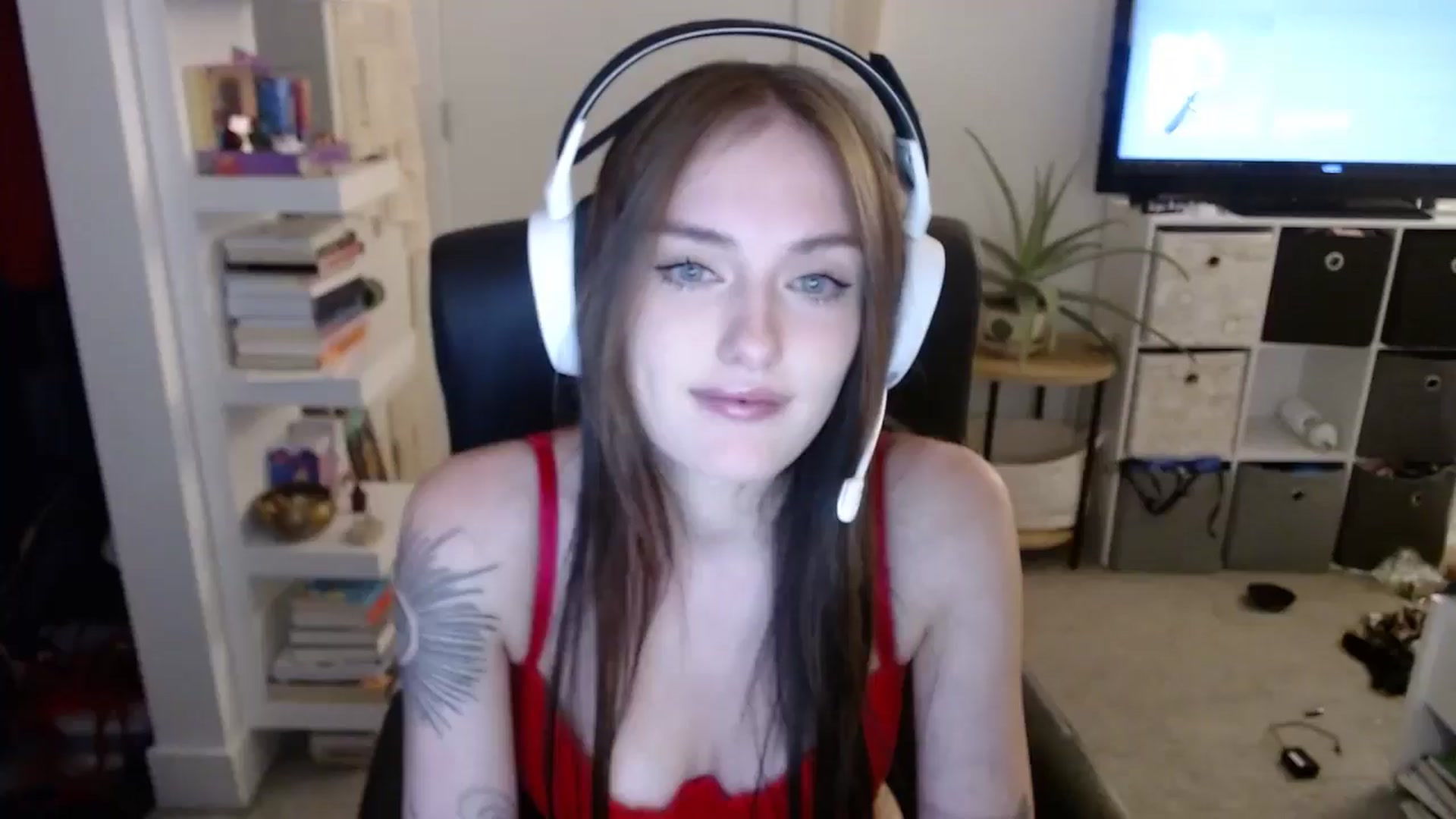Gallery image thumbnail from loveboo4u's myfreecams stream on, 06/16/2024, 07:34 image 2 of 20