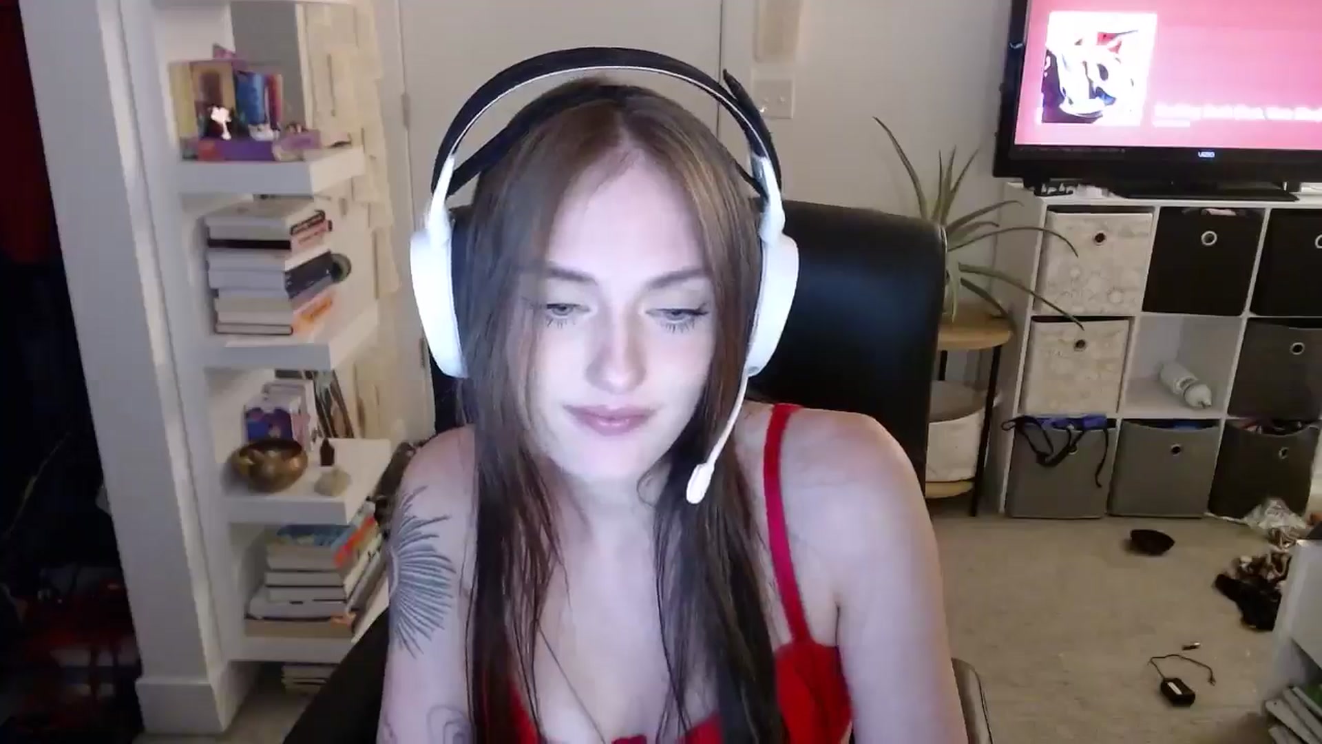 Gallery image thumbnail from loveboo4u's myfreecams stream on, 06/16/2024, 07:34 image 10 of 20