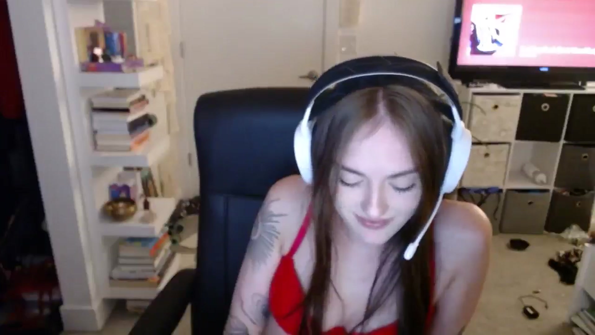 Gallery image thumbnail from loveboo4u's myfreecams stream on, 06/16/2024, 07:34 image 14 of 20