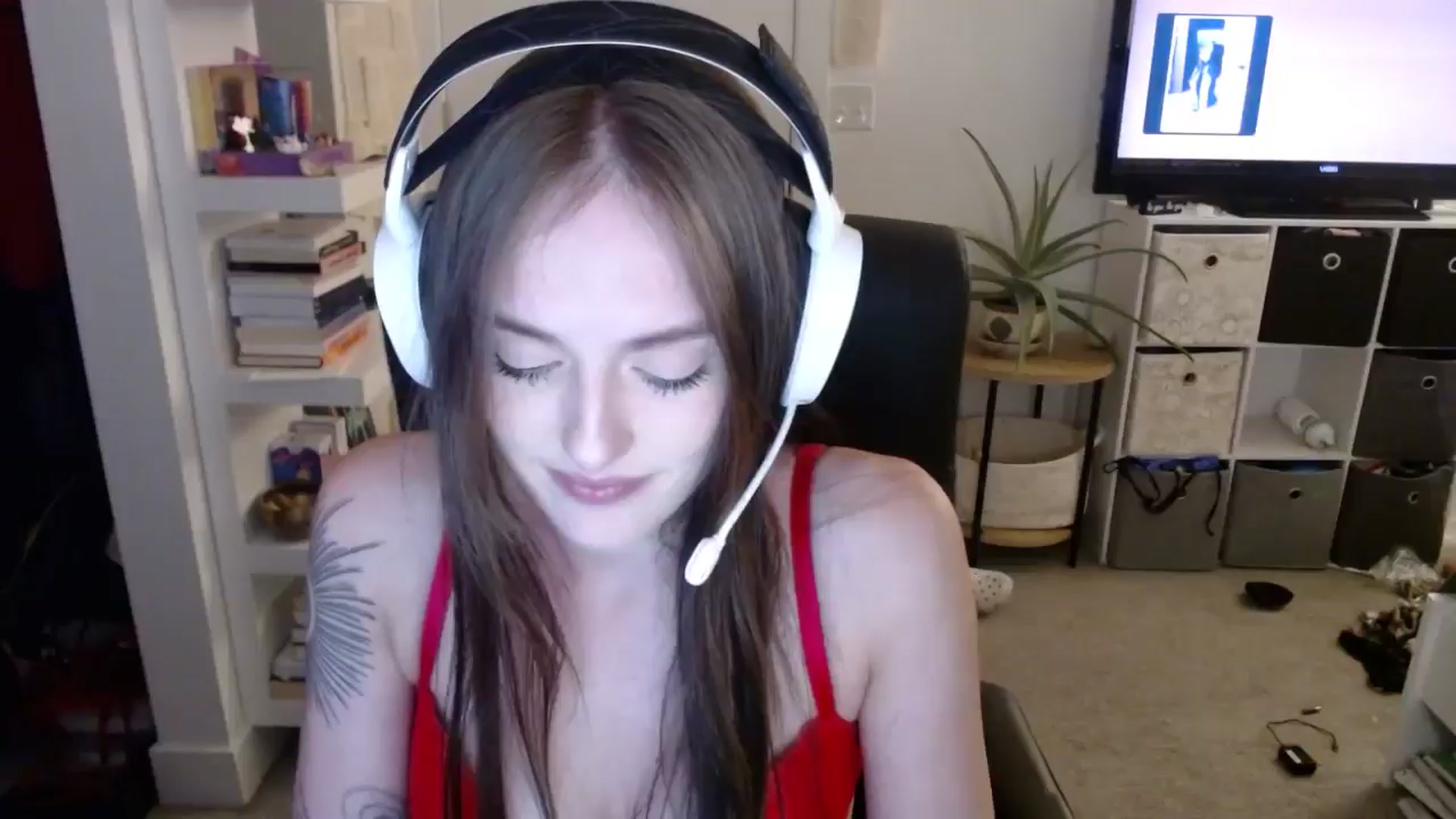 Gallery image thumbnail from loveboo4u's myfreecams stream on, 06/16/2024, 07:34 image 6 of 20
