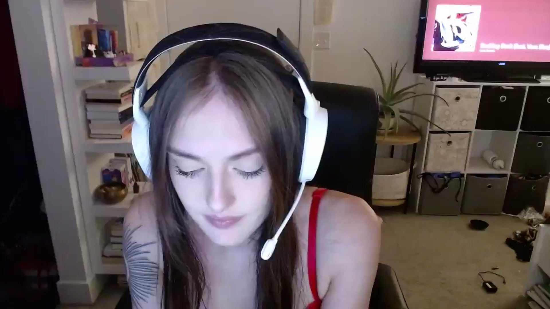 Gallery image thumbnail from loveboo4u's myfreecams stream on, 06/16/2024, 07:34 image 11 of 20