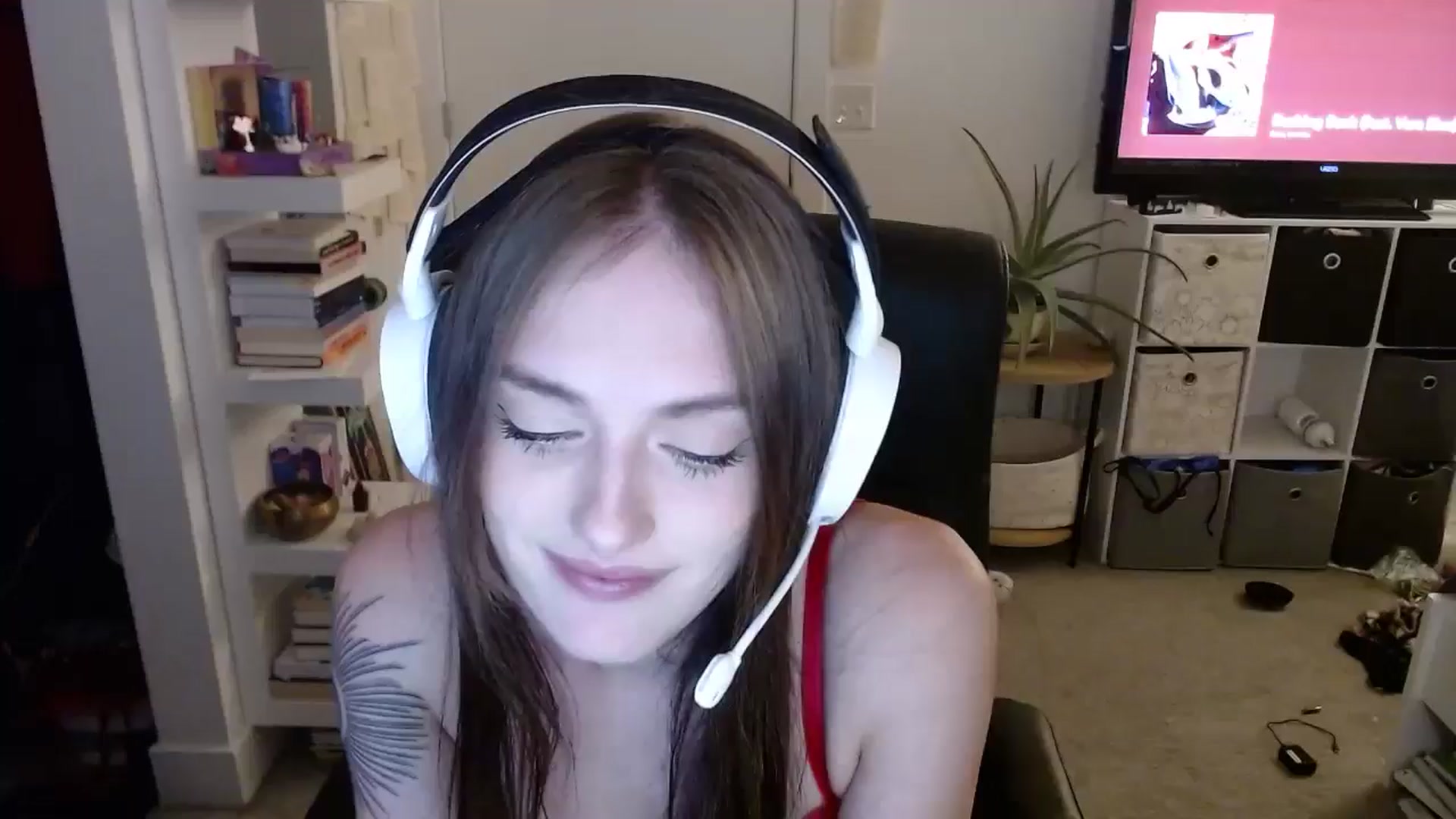 Gallery image thumbnail from loveboo4u's myfreecams stream on, 06/16/2024, 07:34 image 13 of 20