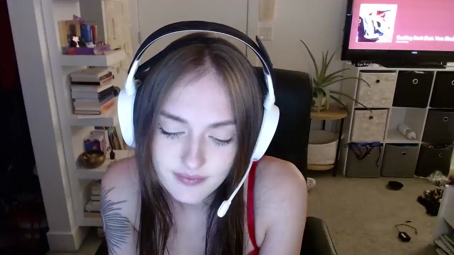 Gallery image thumbnail from loveboo4u's myfreecams stream on, 06/16/2024, 07:34 image 12 of 20