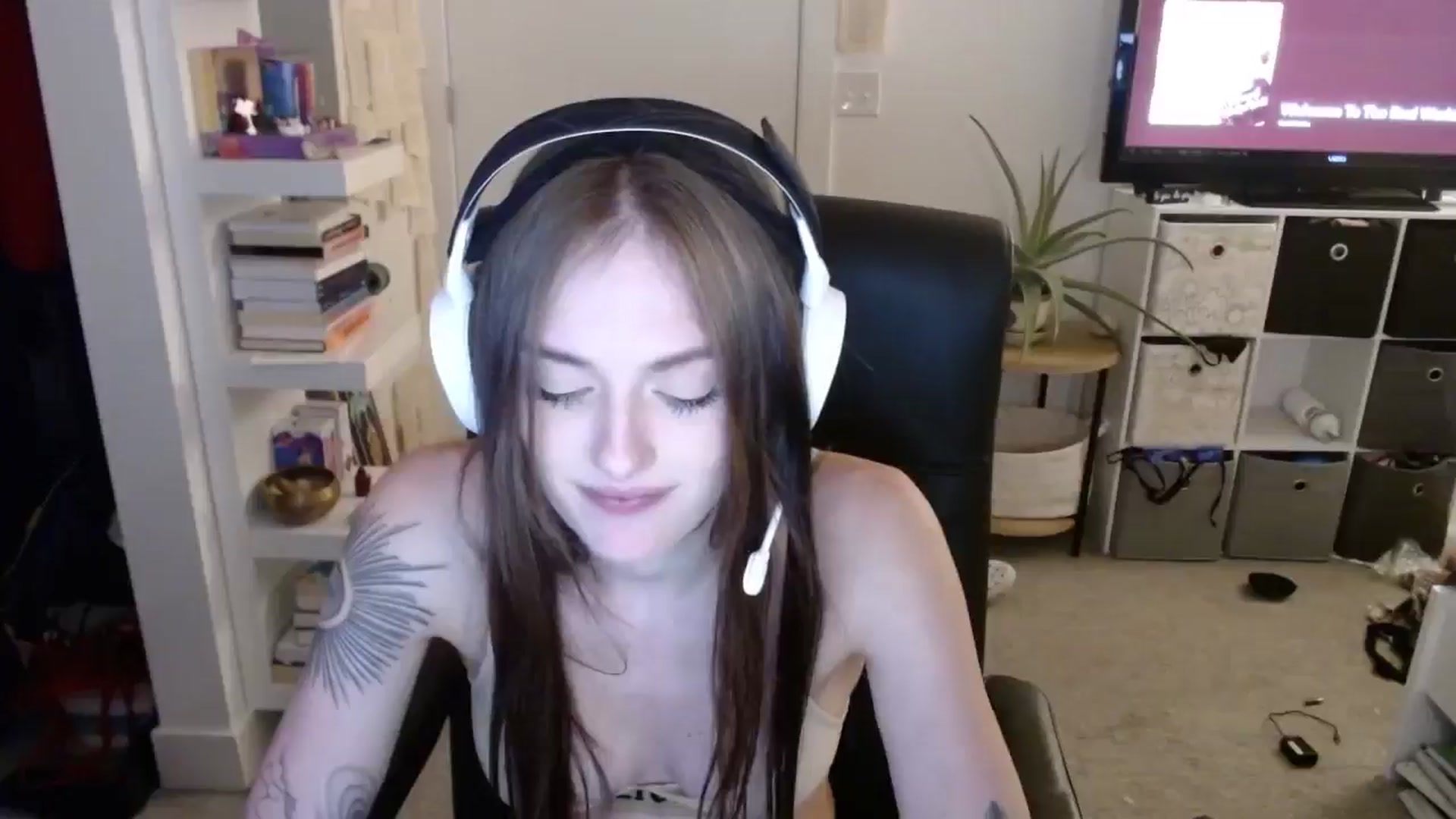 Gallery image thumbnail from loveboo4u's myfreecams stream on, 06/16/2024, 09:11 image 20 of 20