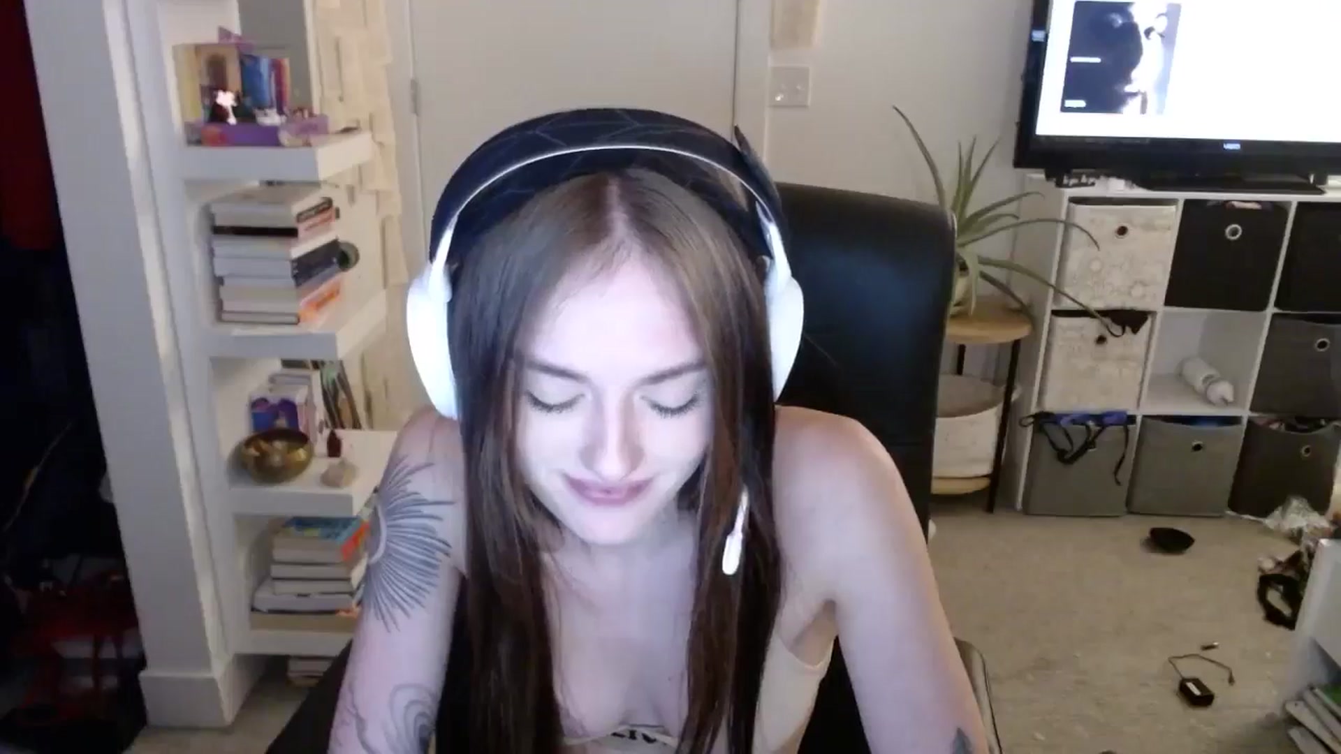 Gallery image thumbnail from loveboo4u's myfreecams stream on, 06/16/2024, 09:11 image 18 of 20