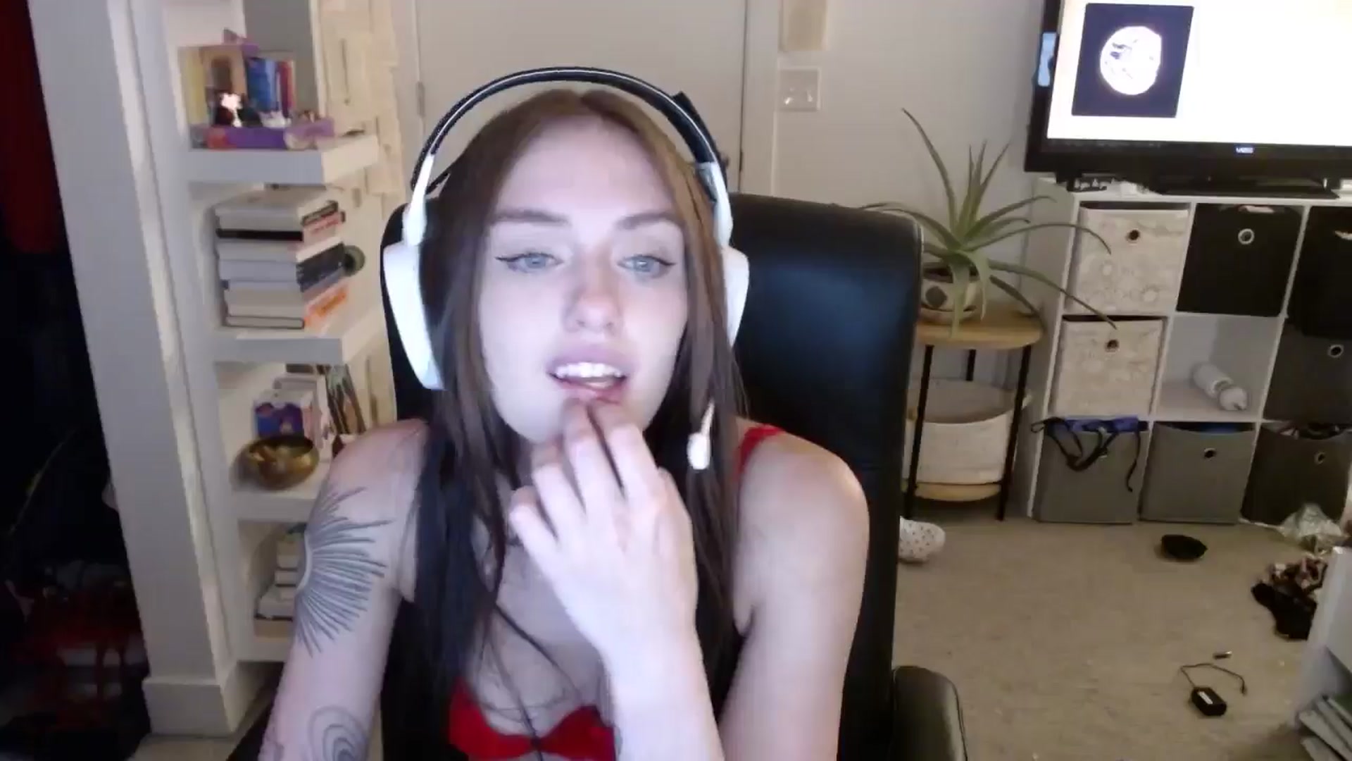 Gallery image thumbnail from loveboo4u's myfreecams stream on, 06/16/2024, 09:11 image 9 of 20