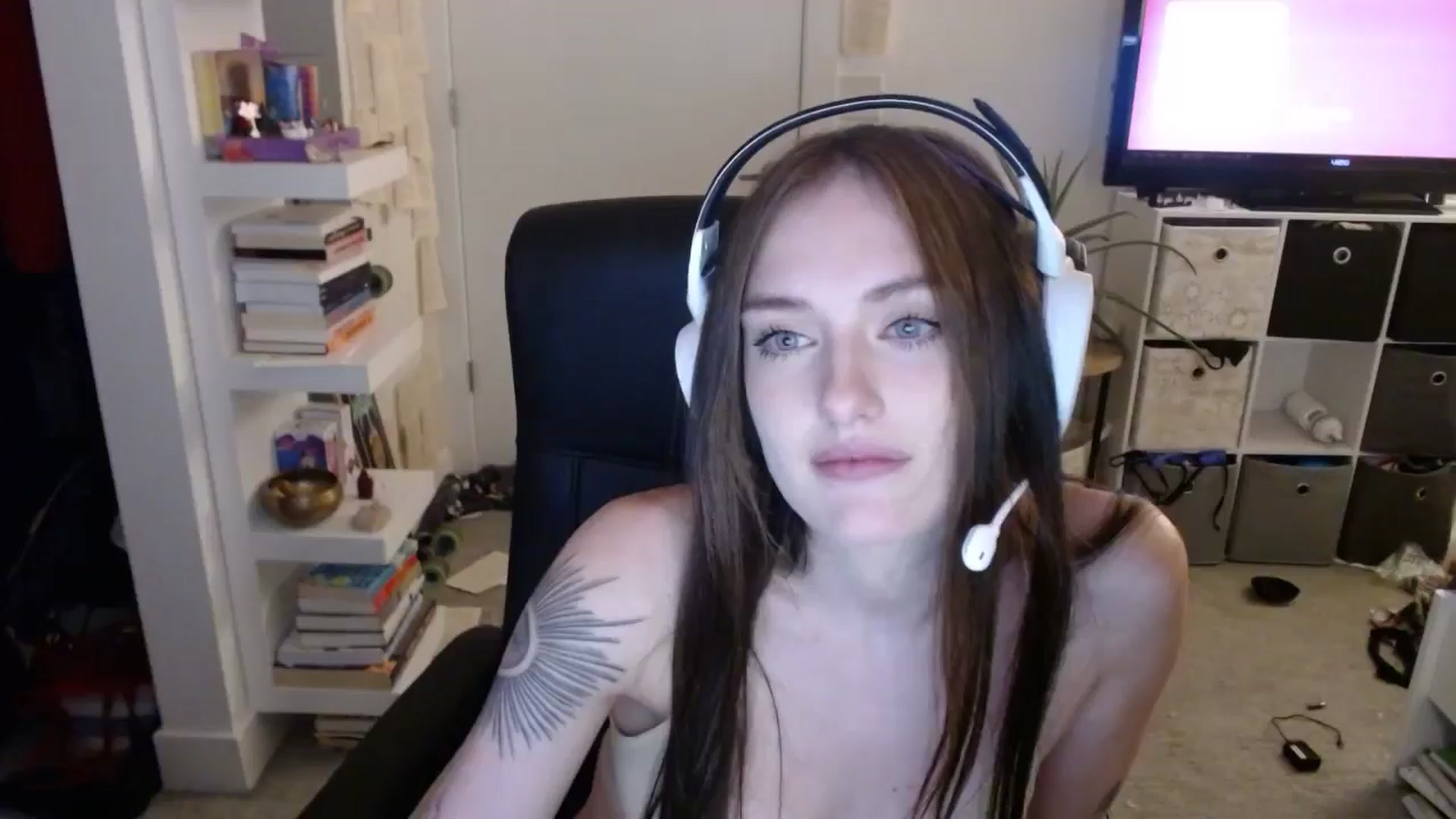 Gallery image thumbnail from loveboo4u's myfreecams stream on, 06/16/2024, 09:11 image 12 of 20