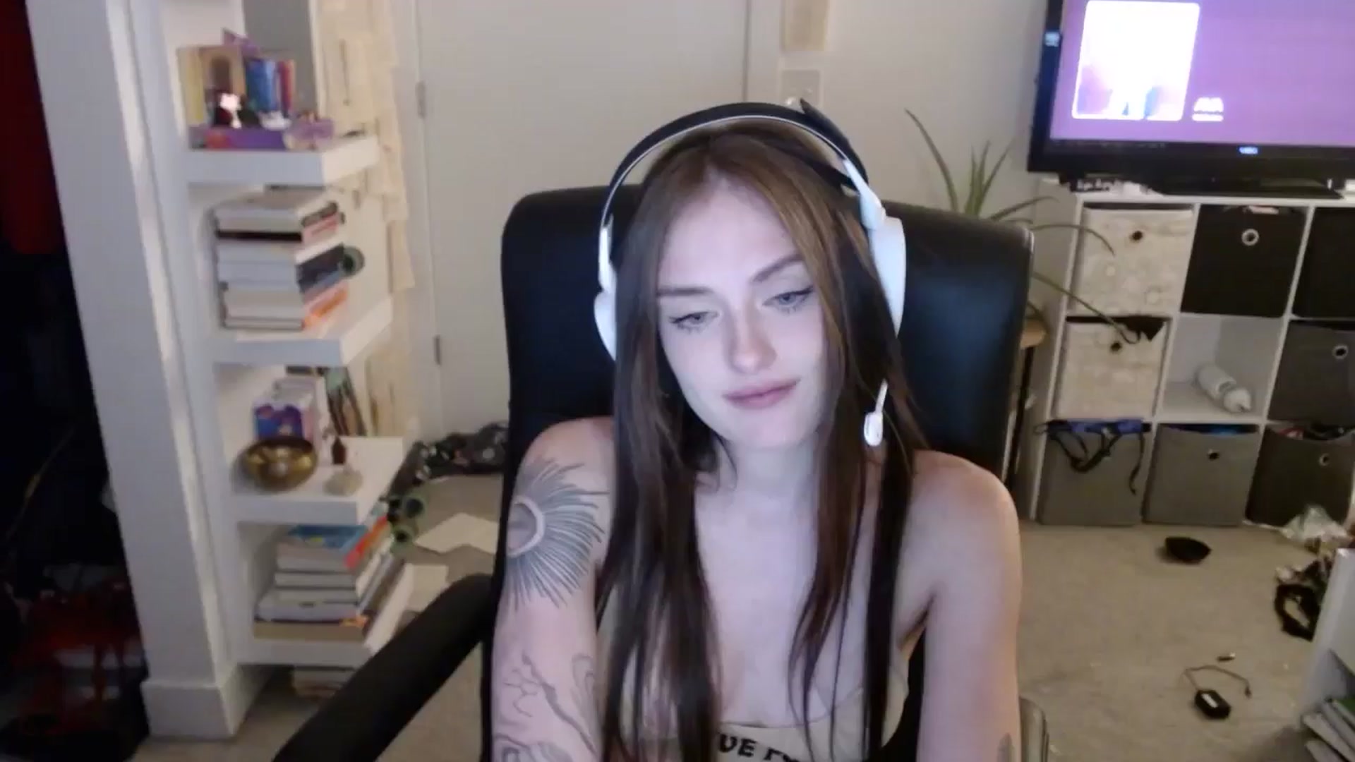 Gallery image thumbnail from loveboo4u's myfreecams stream on, 06/16/2024, 09:11 image 16 of 20
