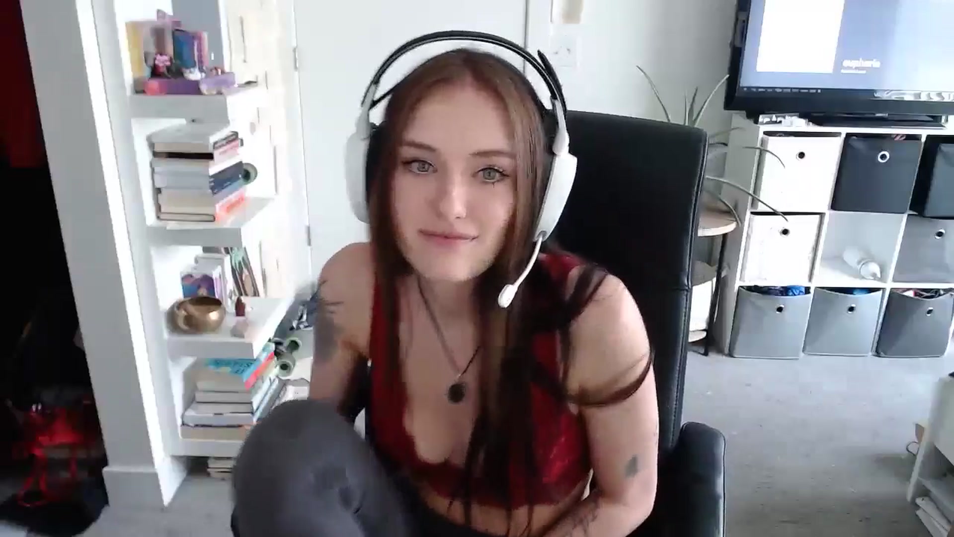 Gallery image thumbnail from loveboo4u's myfreecams stream on, 06/17/2024, 19:35 image 14 of 20