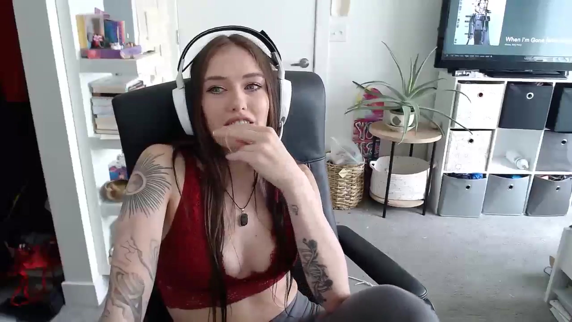 Gallery image thumbnail from loveboo4u's myfreecams stream on, 06/17/2024, 19:35 image 5 of 20