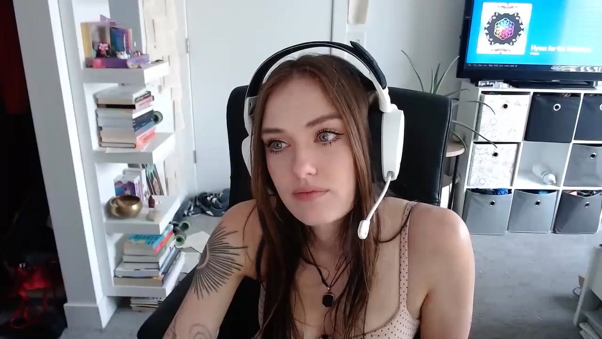 Gallery image thumbnail from loveboo4u's myfreecams stream on, 06/17/2024, 20:53 image 16 of 20
