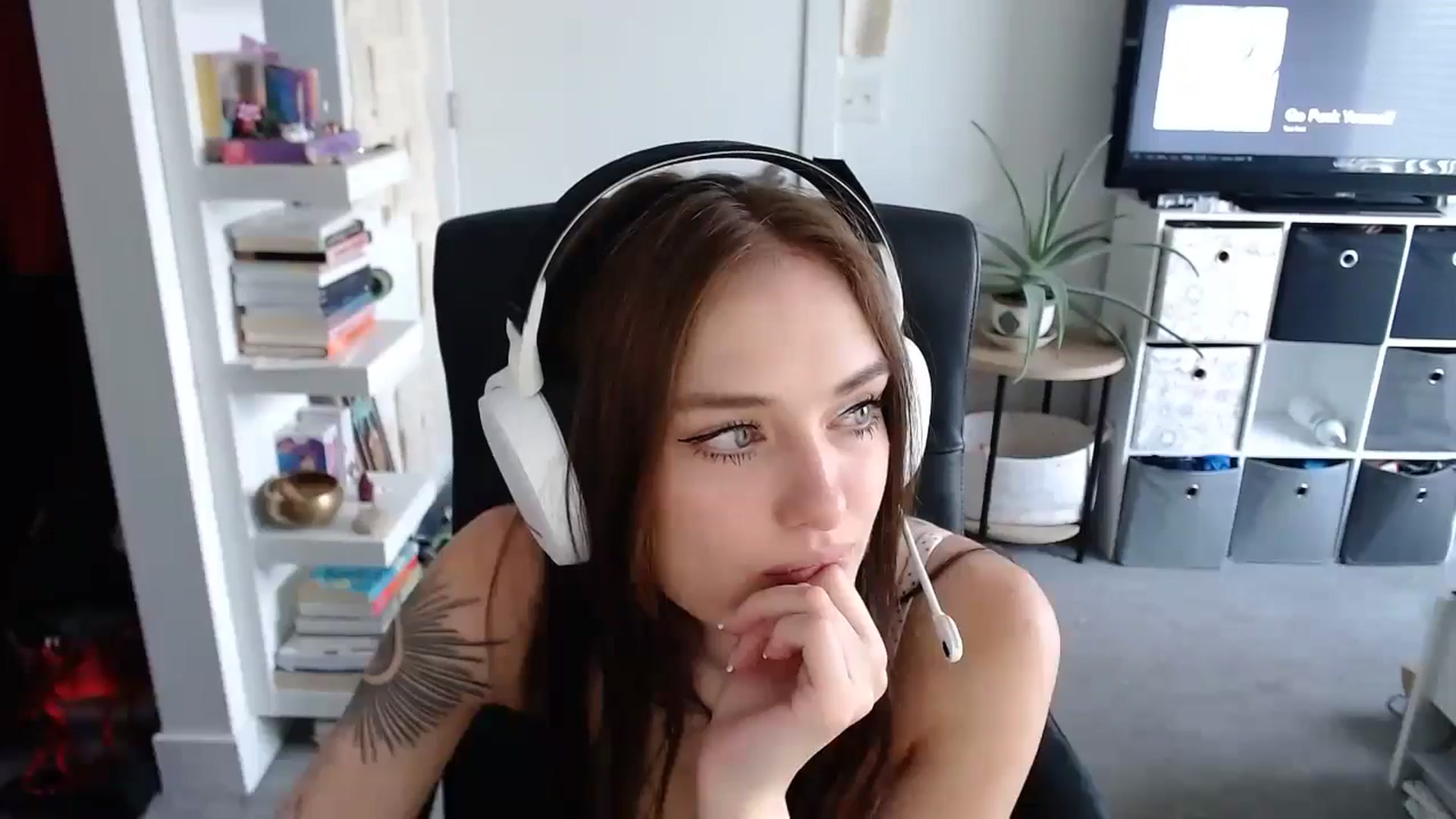 Gallery image thumbnail from loveboo4u's myfreecams stream on, 06/17/2024, 20:53 image 13 of 20