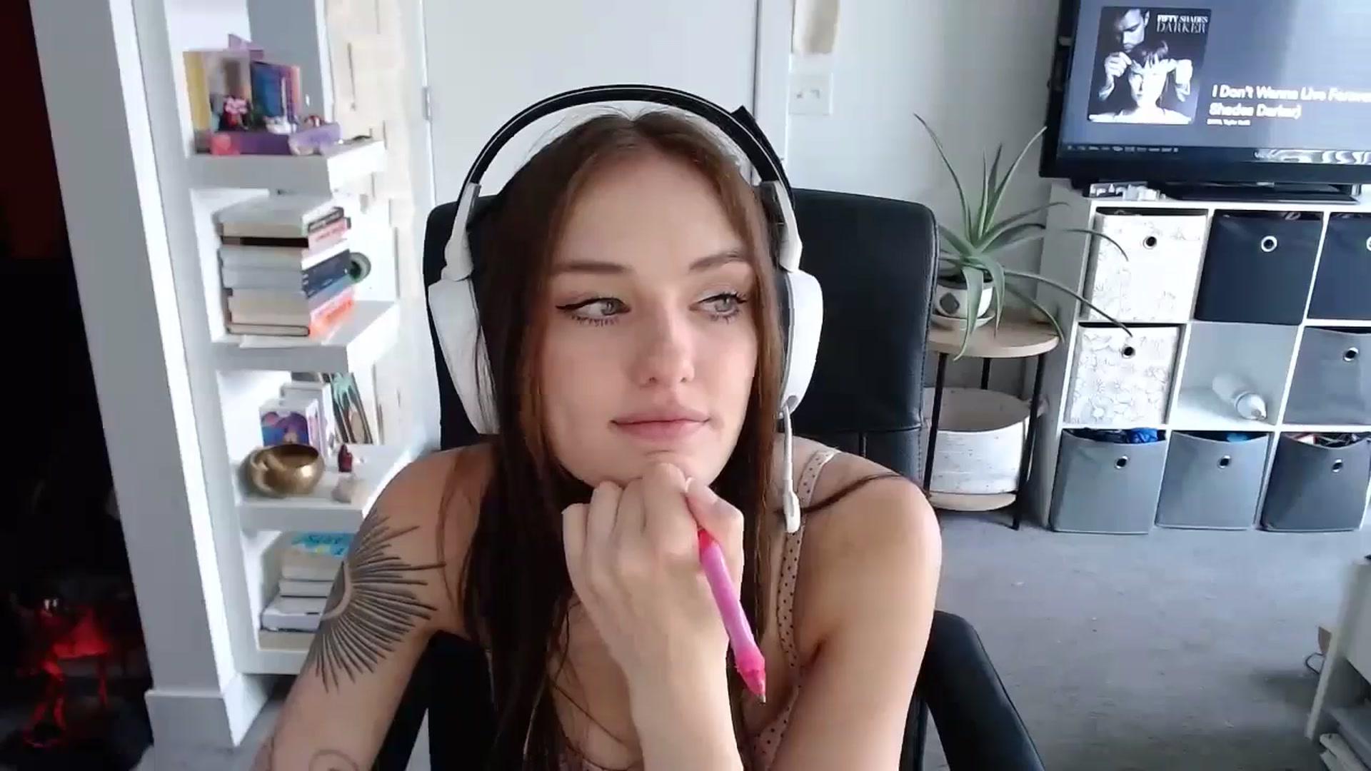 Gallery image thumbnail from loveboo4u's myfreecams stream on, 06/17/2024, 20:53 image 10 of 20