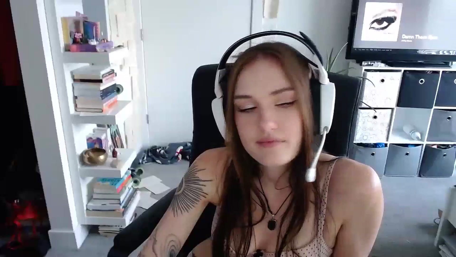 Gallery image thumbnail from loveboo4u's myfreecams stream on, 06/17/2024, 20:53 image 4 of 20