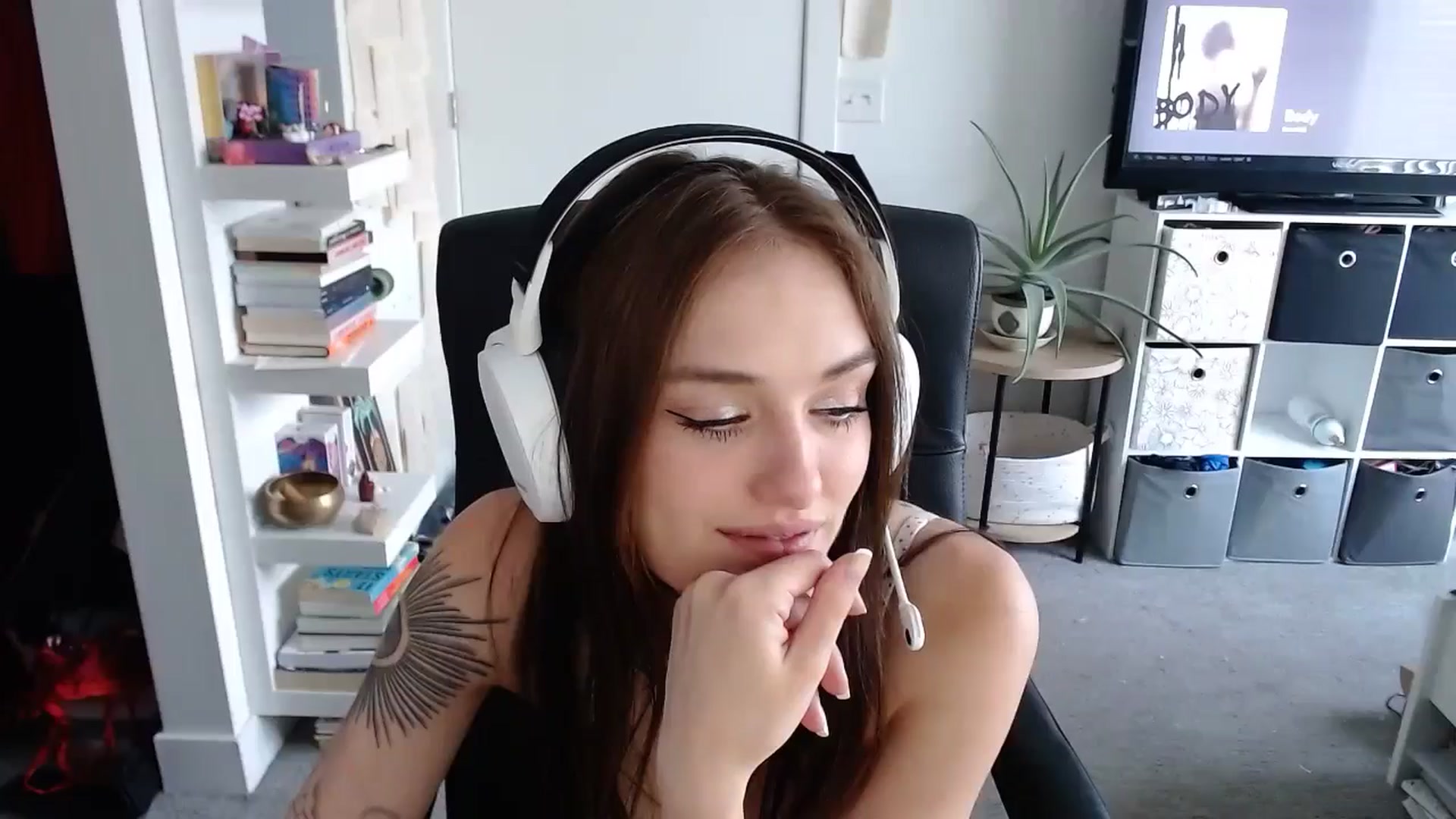 Gallery image thumbnail from loveboo4u's myfreecams stream on, 06/17/2024, 20:53 image 12 of 20