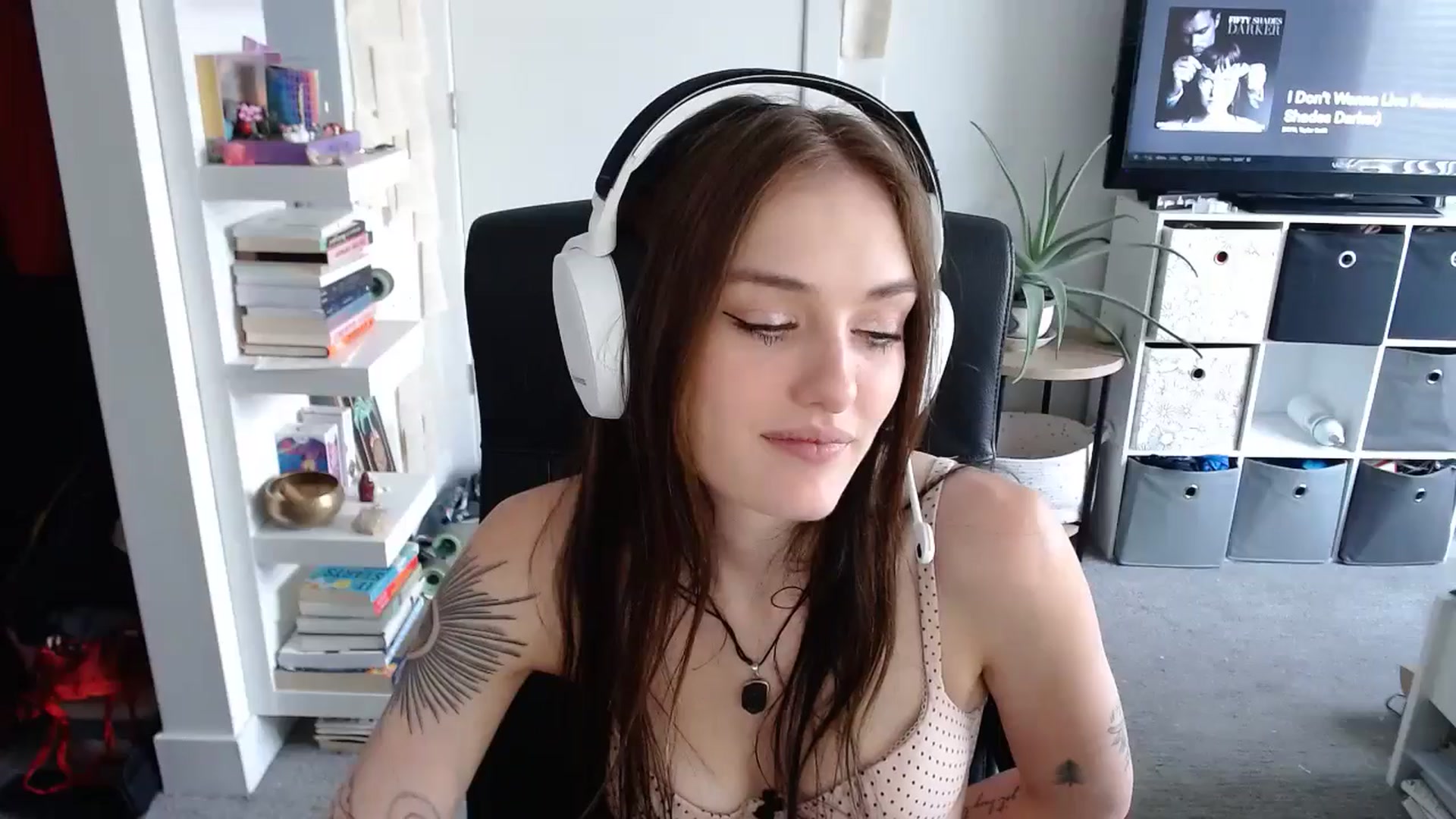 Gallery image thumbnail from loveboo4u's myfreecams stream on, 06/17/2024, 20:53 image 11 of 20