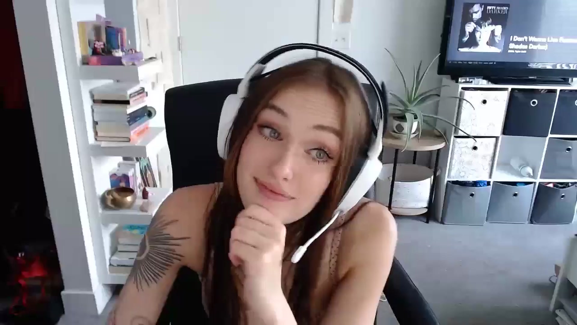 Gallery image thumbnail from loveboo4u's myfreecams stream on, 06/17/2024, 20:53 image 9 of 20
