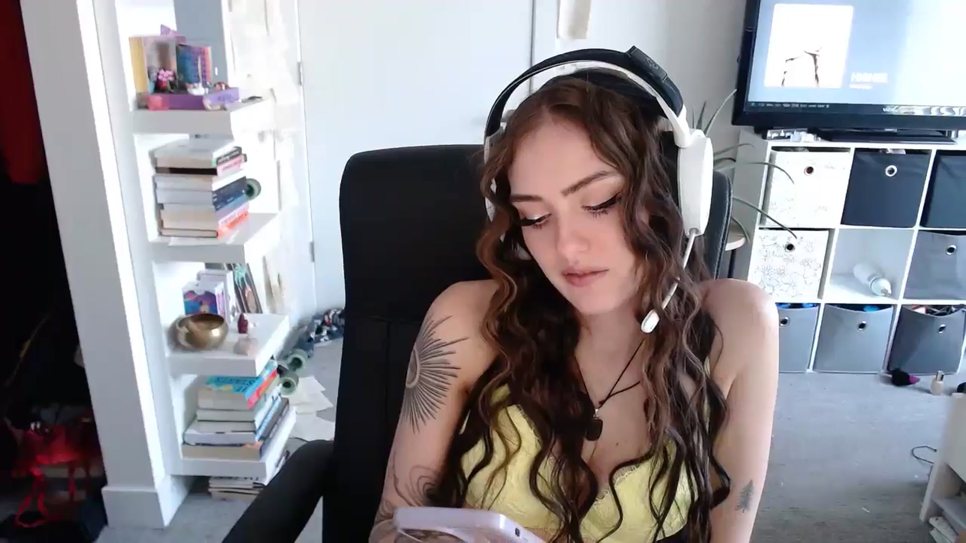 Gallery image thumbnail from loveboo4u's myfreecams stream on, 06/18/2024, 21:50 image 15 of 20