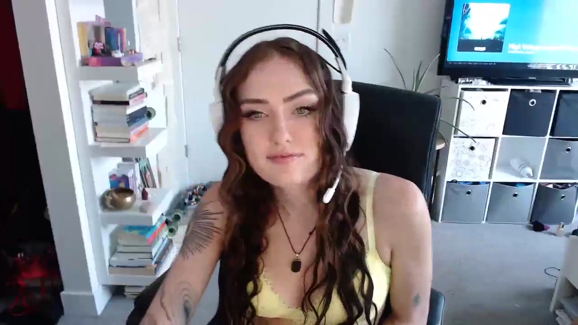 Gallery image thumbnail from loveboo4u's myfreecams stream on, 06/18/2024, 21:50 image 2 of 20