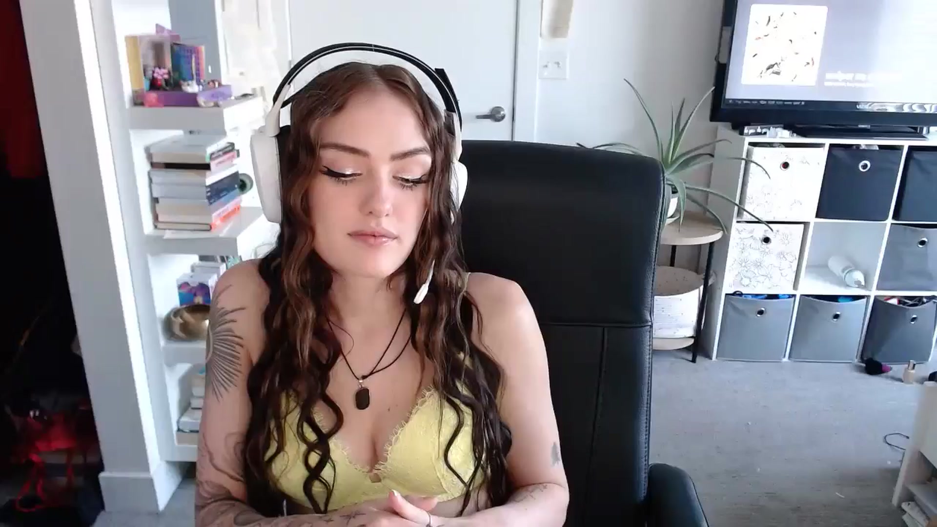 Gallery image thumbnail from loveboo4u's myfreecams stream on, 06/18/2024, 21:50 image 13 of 20