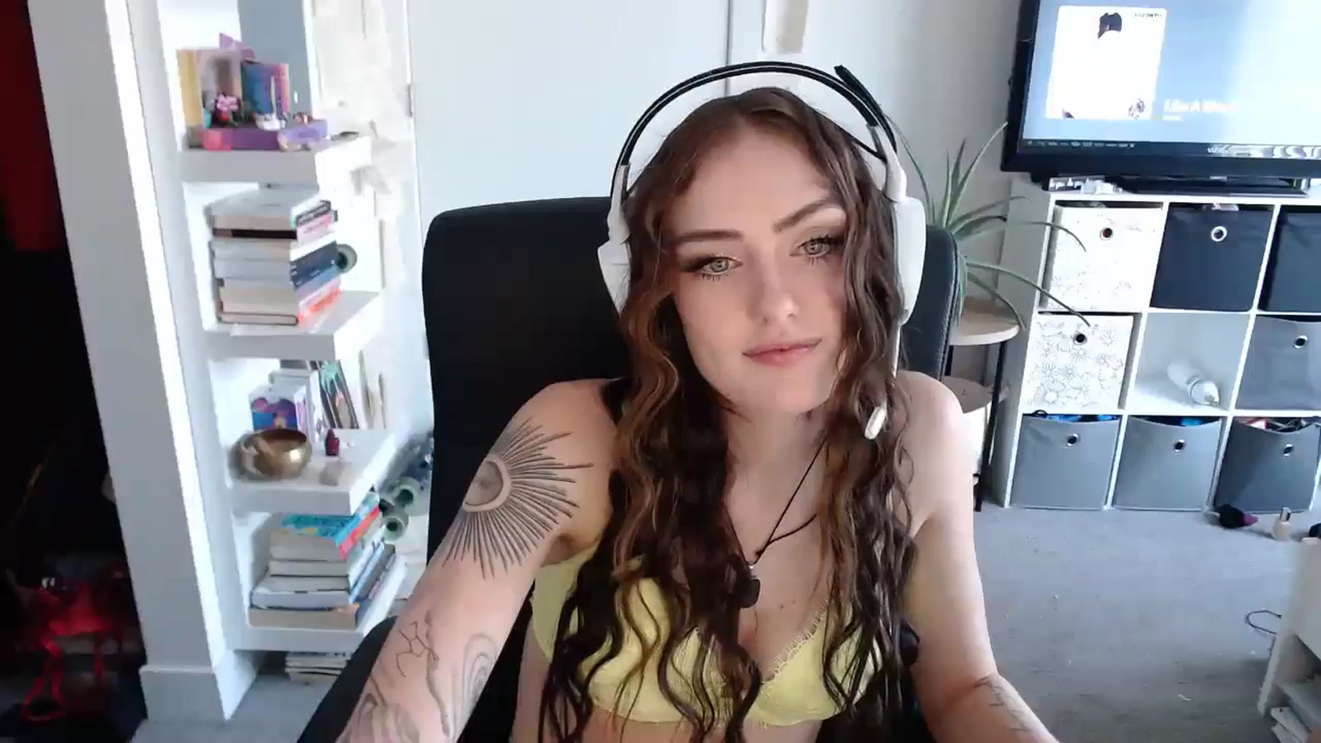 Gallery image thumbnail from loveboo4u's myfreecams stream on, 06/18/2024, 21:50 image 16 of 20