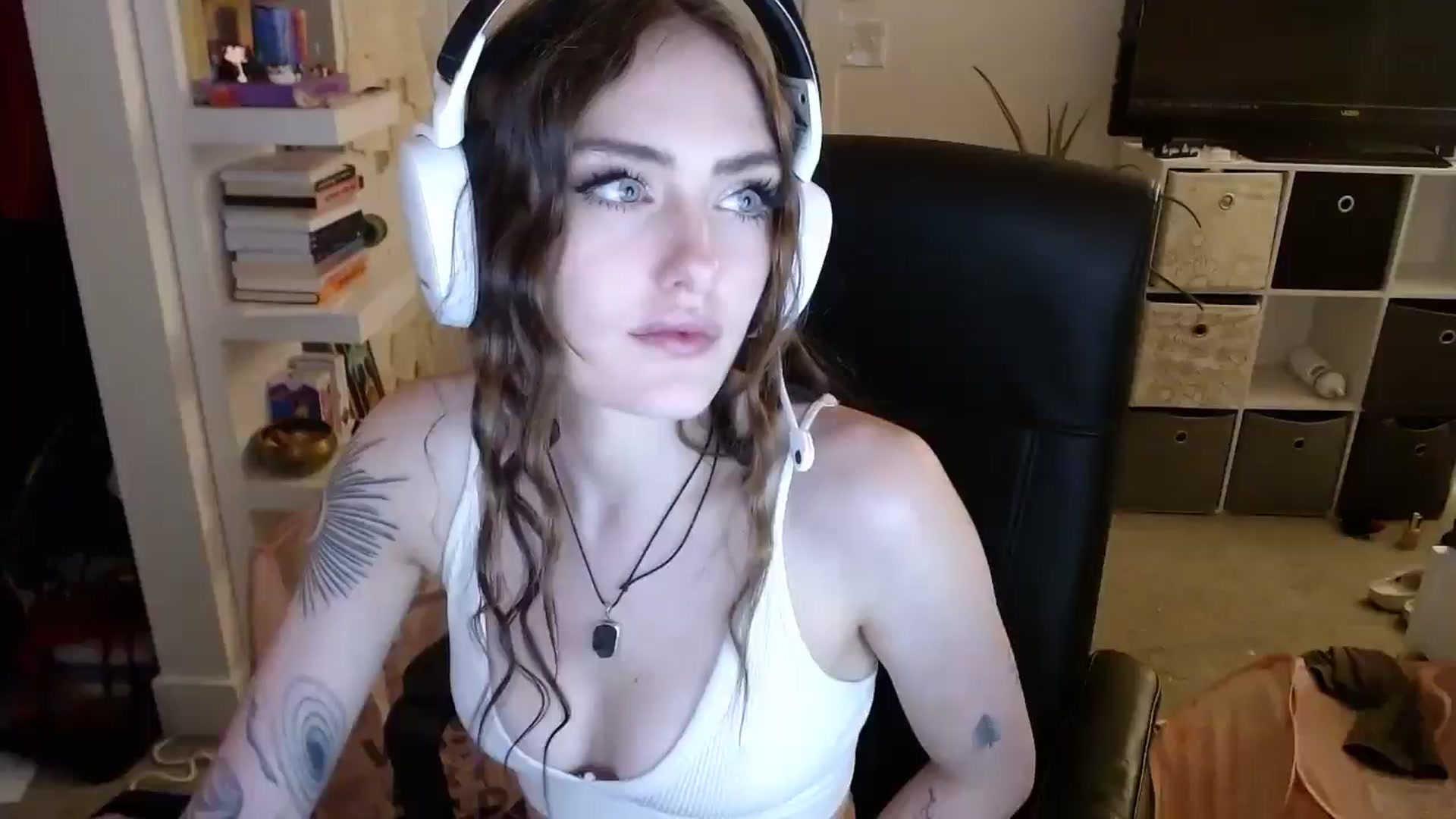 Gallery image thumbnail from loveboo4u's myfreecams stream on, 06/19/2024, 06:22 image 17 of 20
