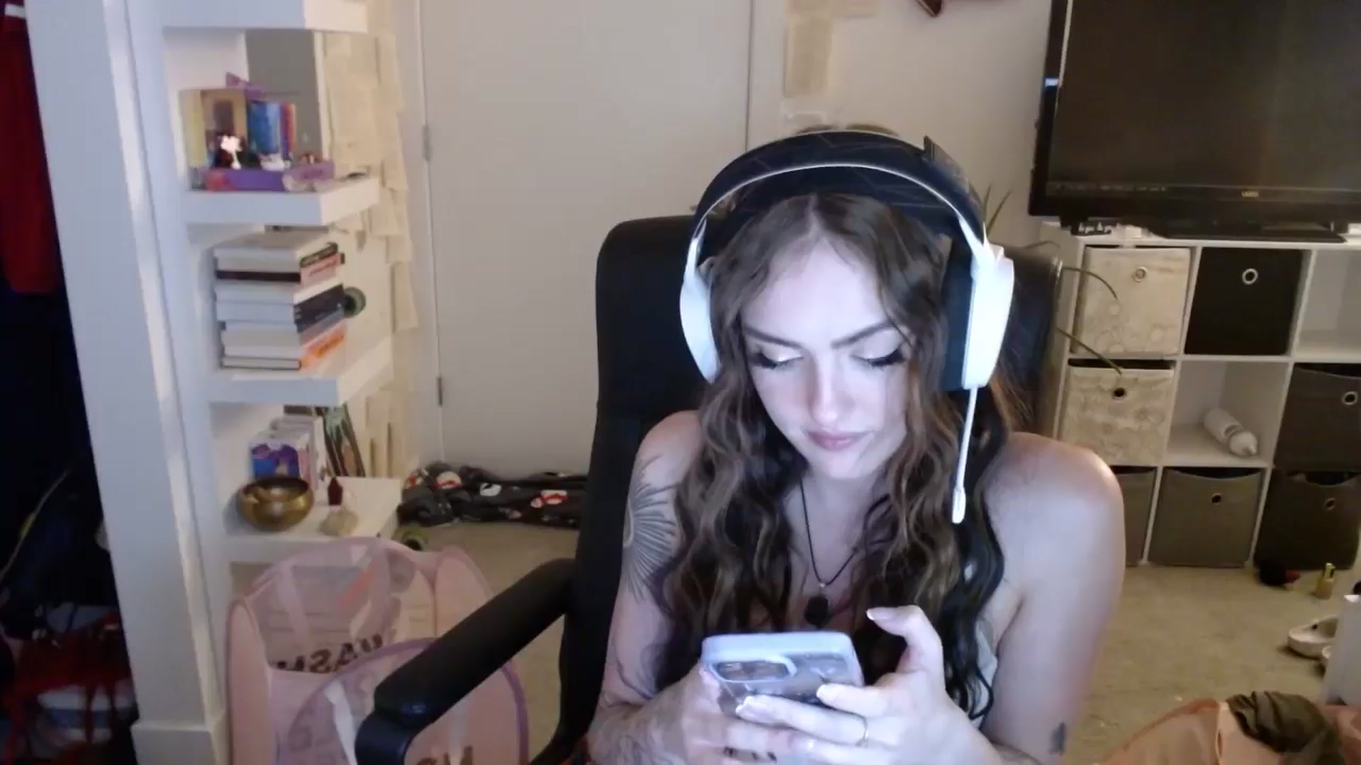 Gallery image thumbnail from loveboo4u's myfreecams stream on, 06/19/2024, 06:22 image 13 of 20
