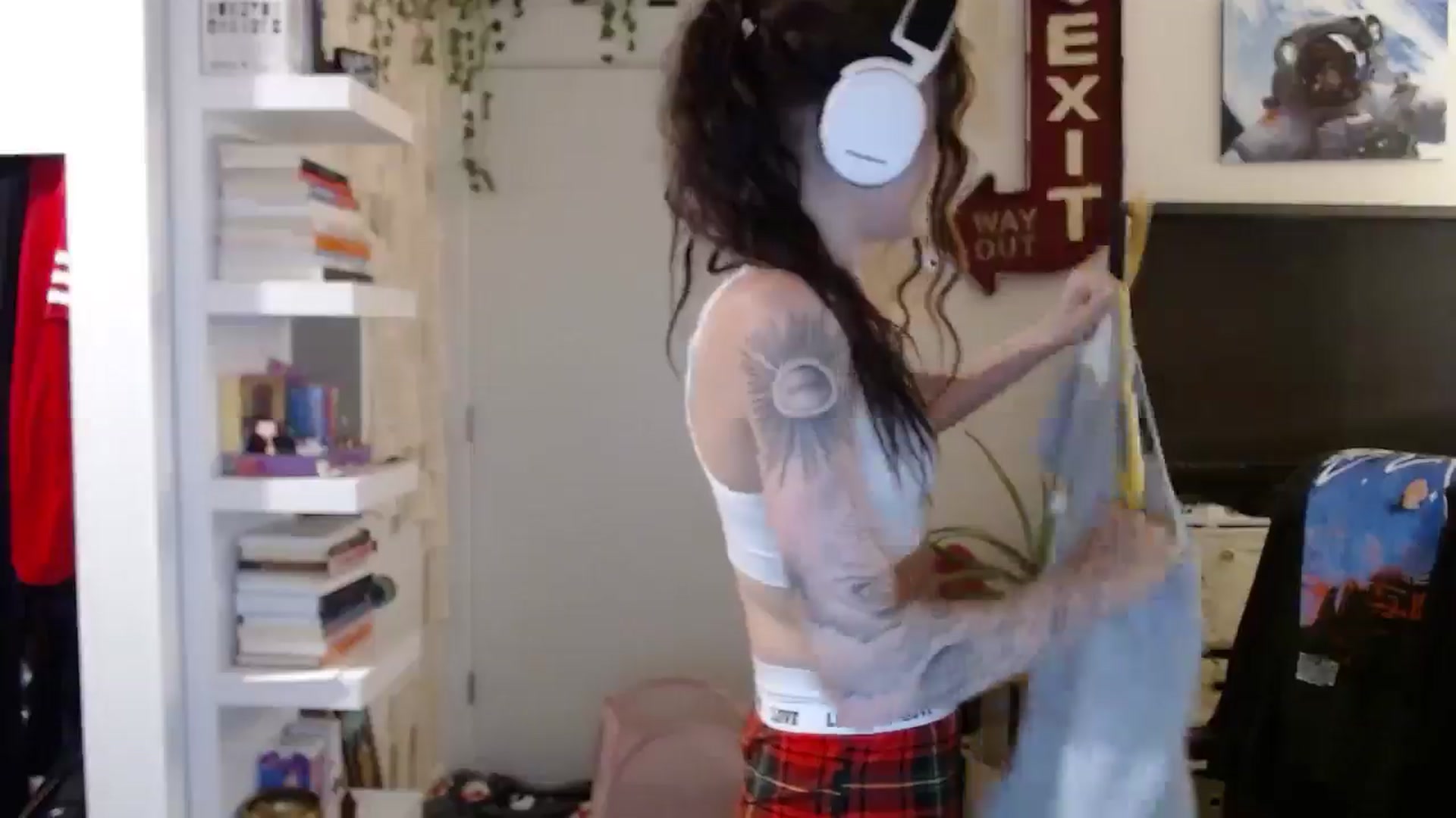Gallery image thumbnail from loveboo4u's myfreecams stream on, 06/19/2024, 06:22 image 12 of 20