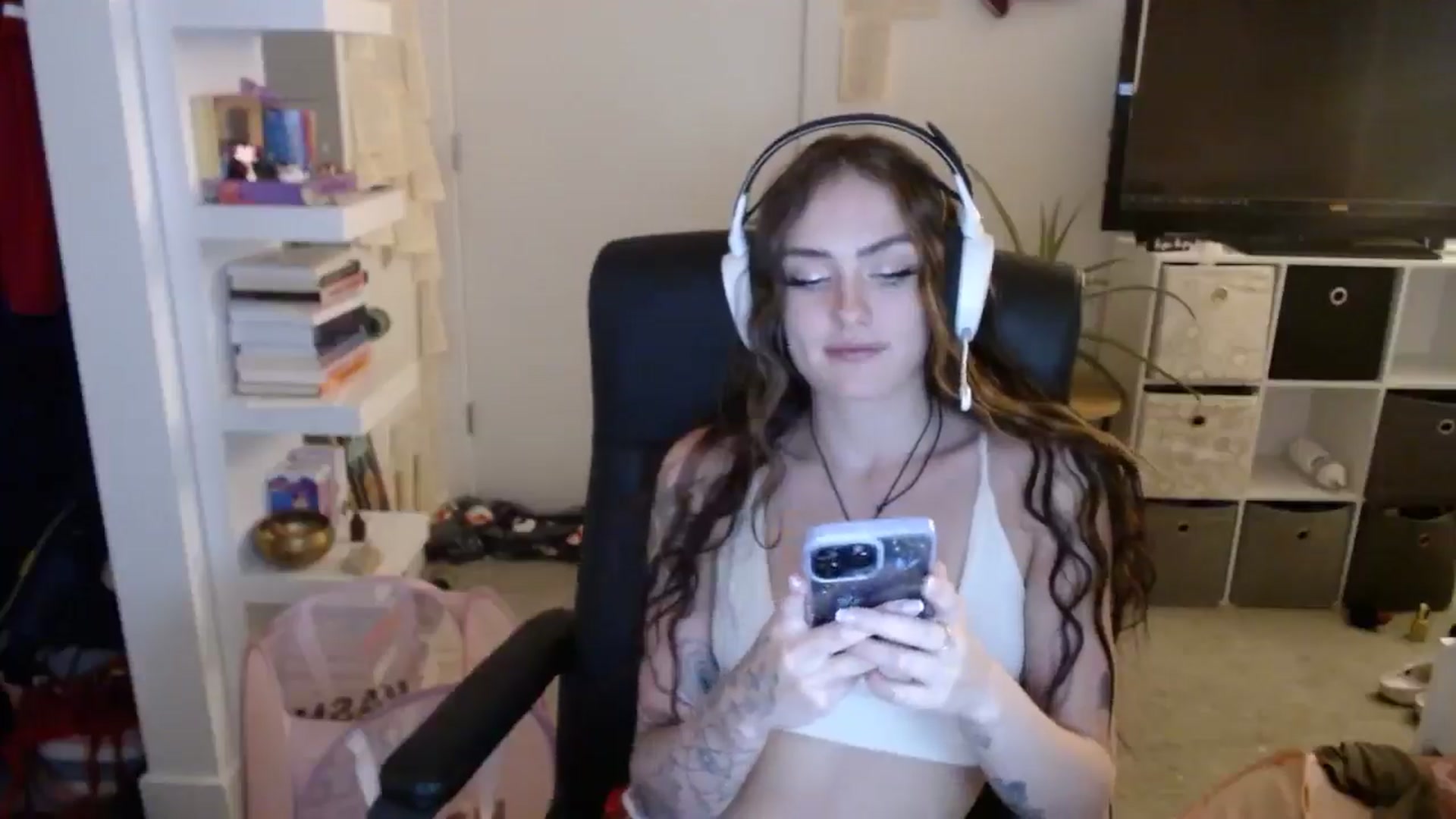 Gallery image thumbnail from loveboo4u's myfreecams stream on, 06/19/2024, 06:22 image 14 of 20